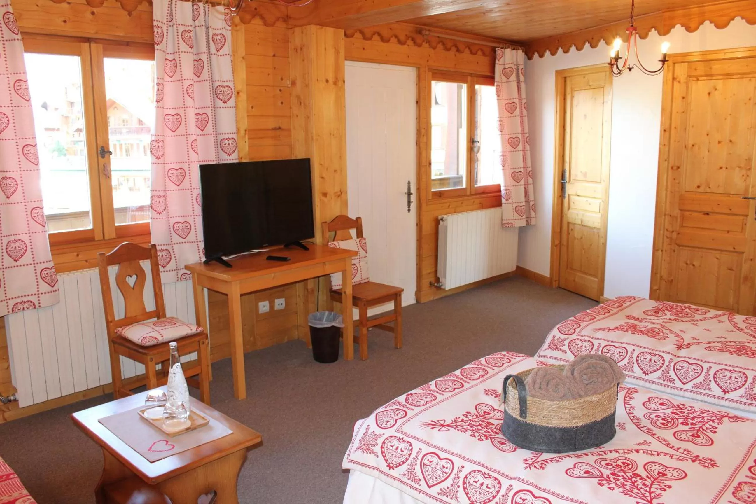 TV/Entertainment Center in Hôtel Les Glaciers