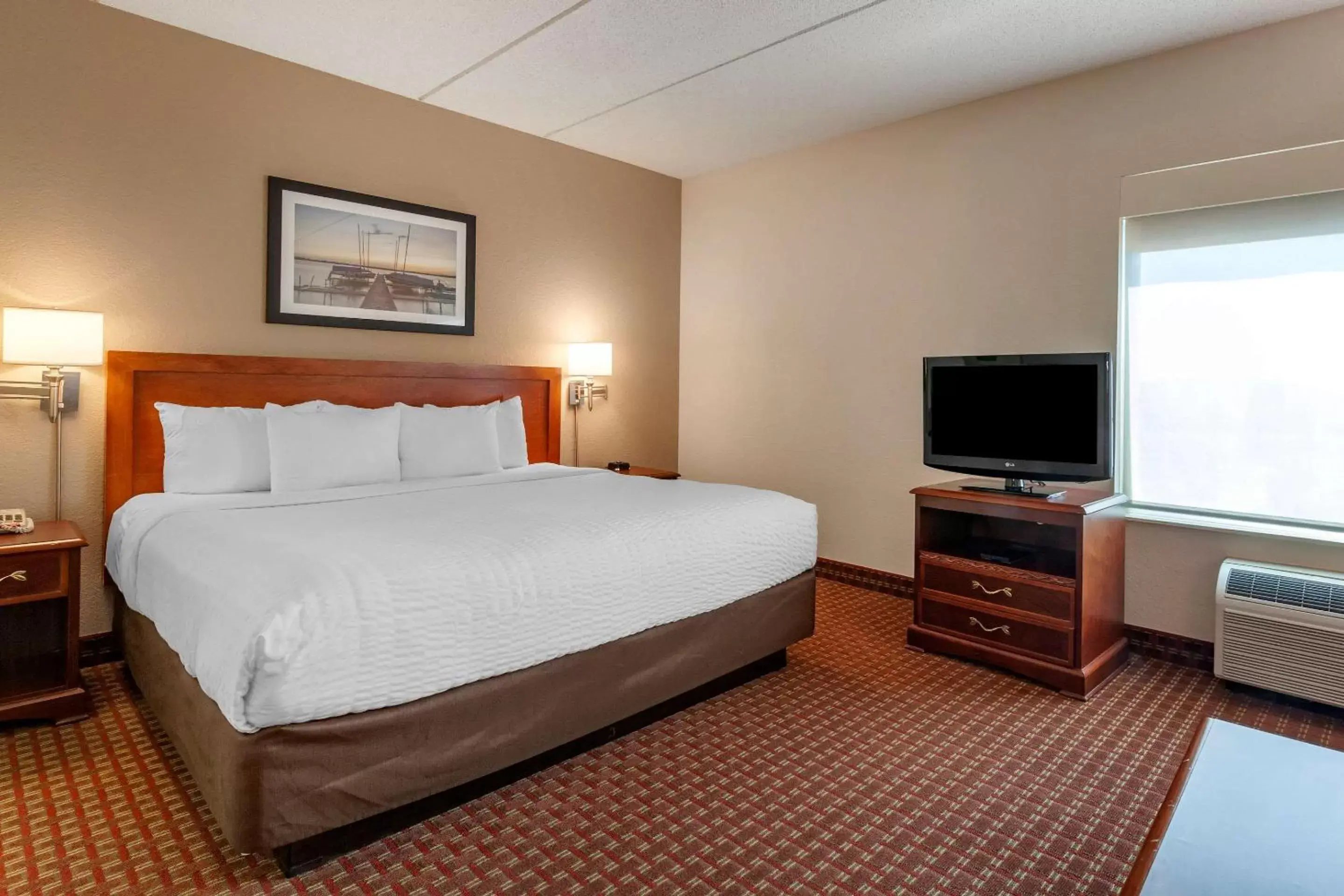 Bedroom, Bed in Clarion Suites at The Alliant Energy Center