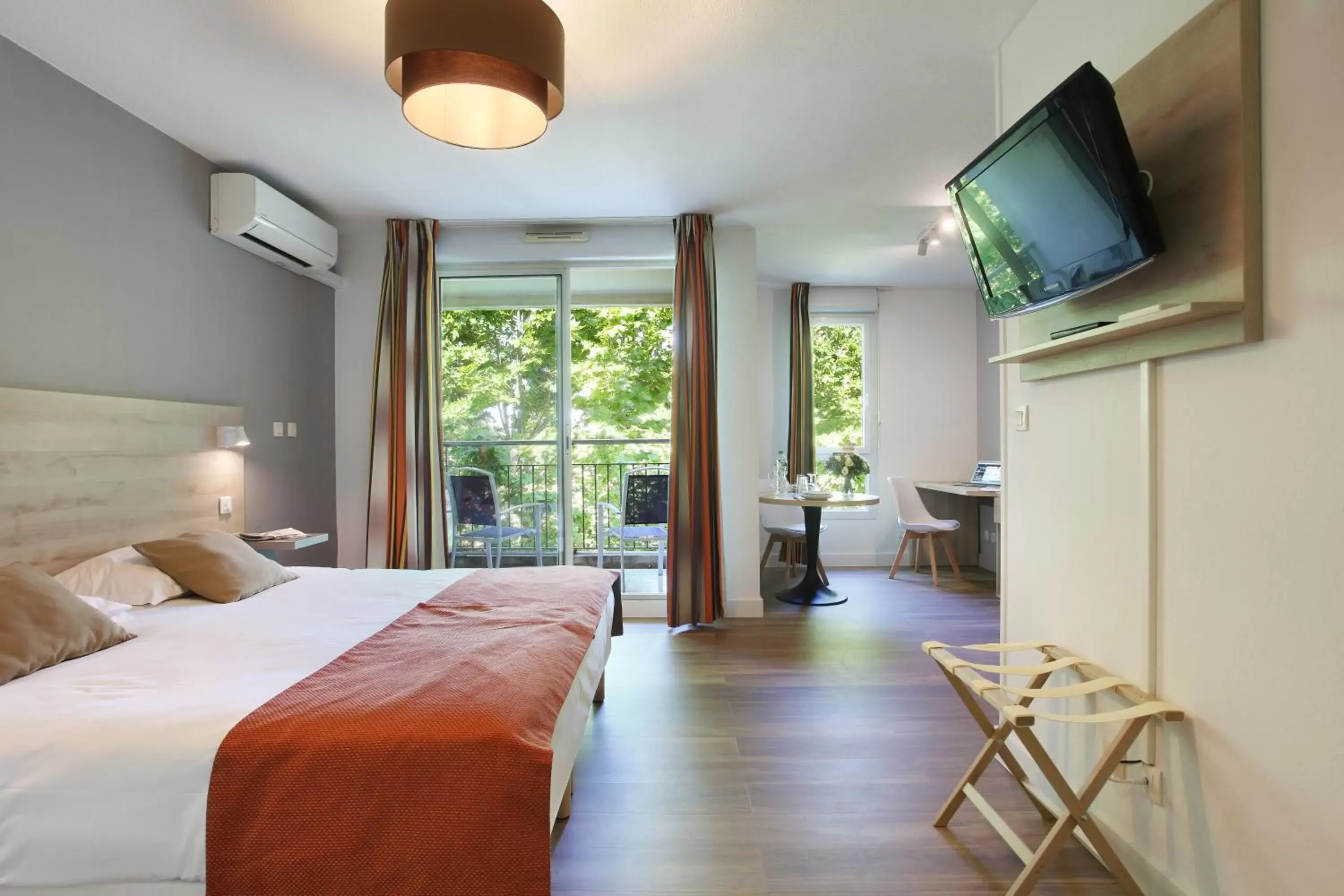 Bedroom, TV/Entertainment Center in Odalys City Aix en Provence Le Clos de la Chartreuse