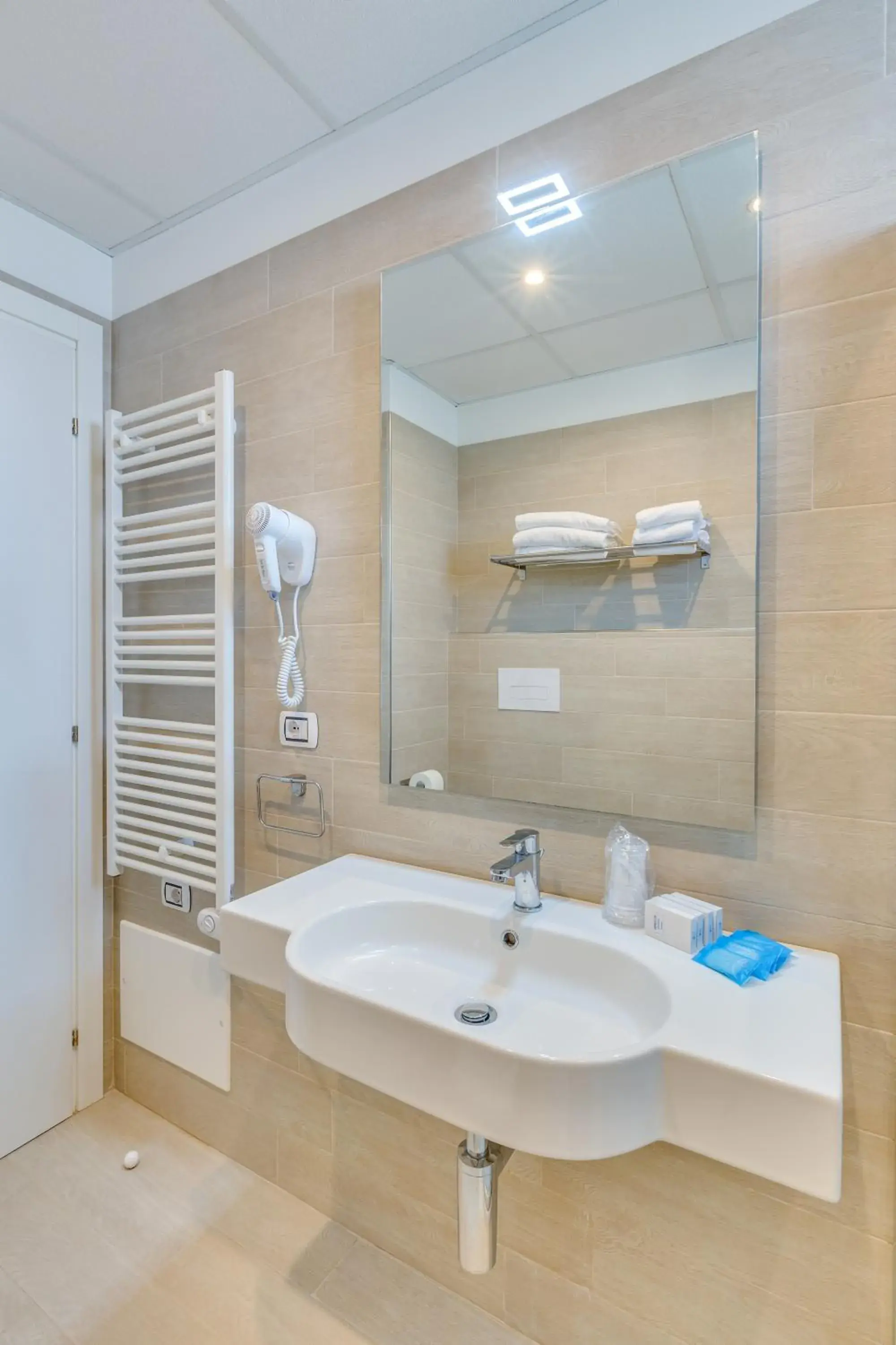 Single Room in Marina Palace Hotel 4 stelle S Single Room in Marina Palace Hotel 4 stelle S