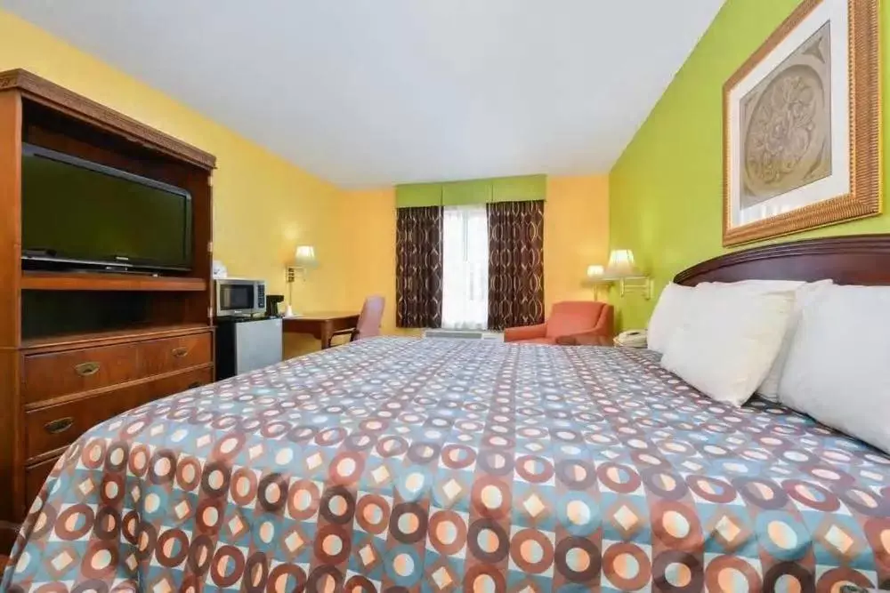 TV and multimedia, Bed in Super 8 by Wyndham Lake of the Ozarks