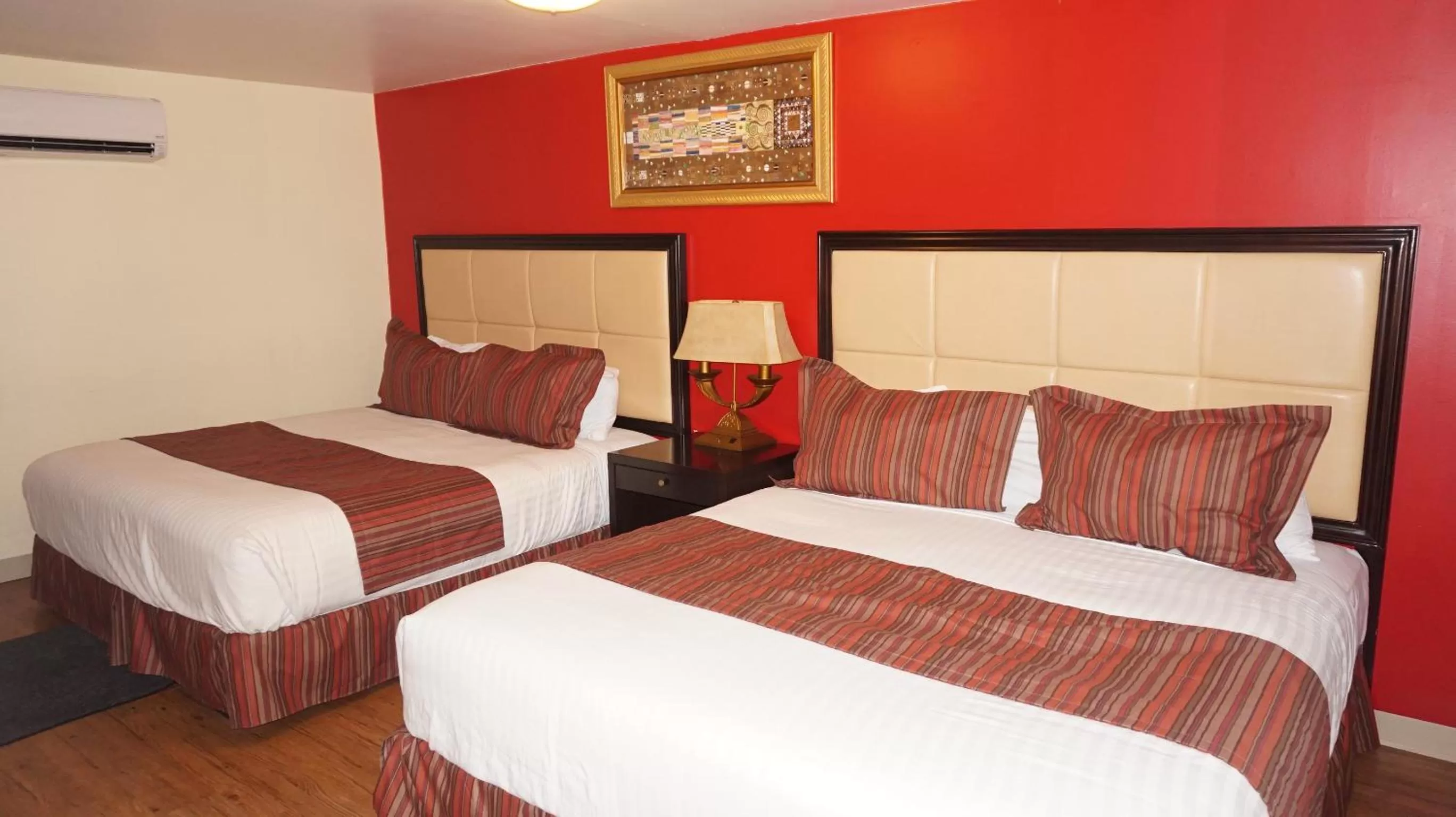 Bed in Eagle Crater Lake Inn