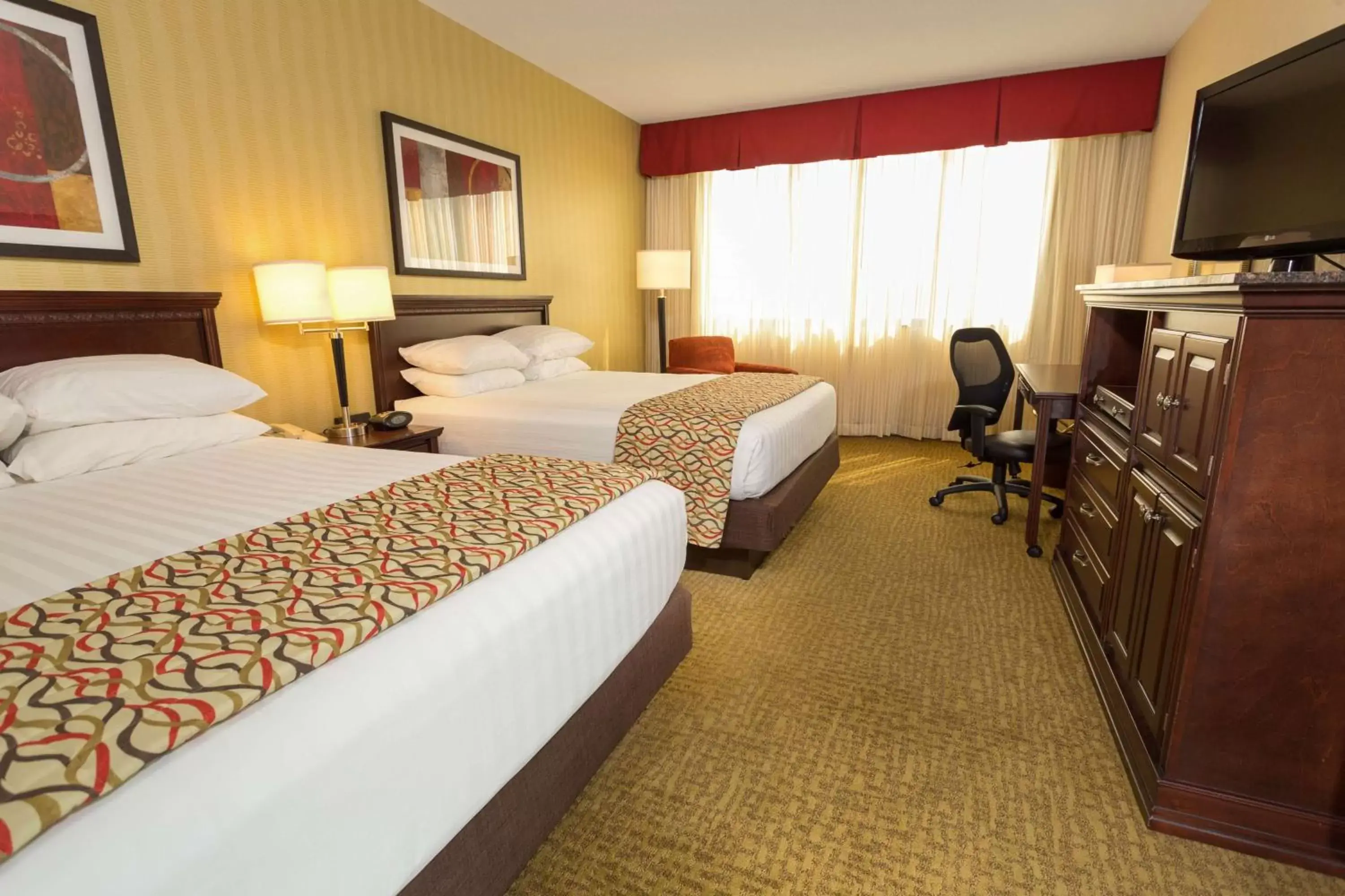 Photo of the whole room, Bed in Drury Plaza Hotel Columbus Downtown