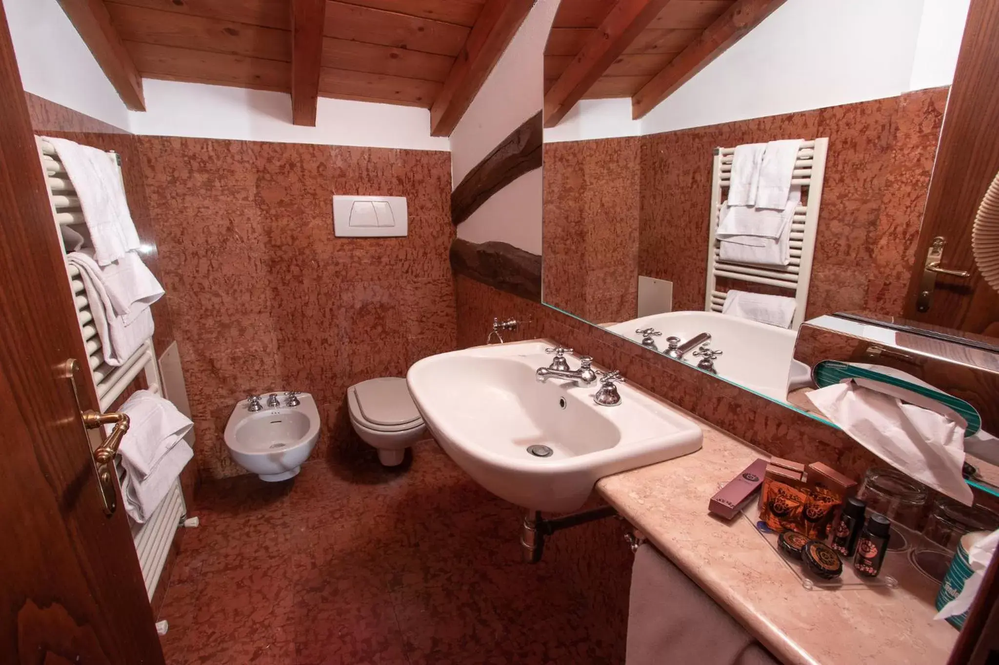 Bathroom in Albergo Le Due Corti