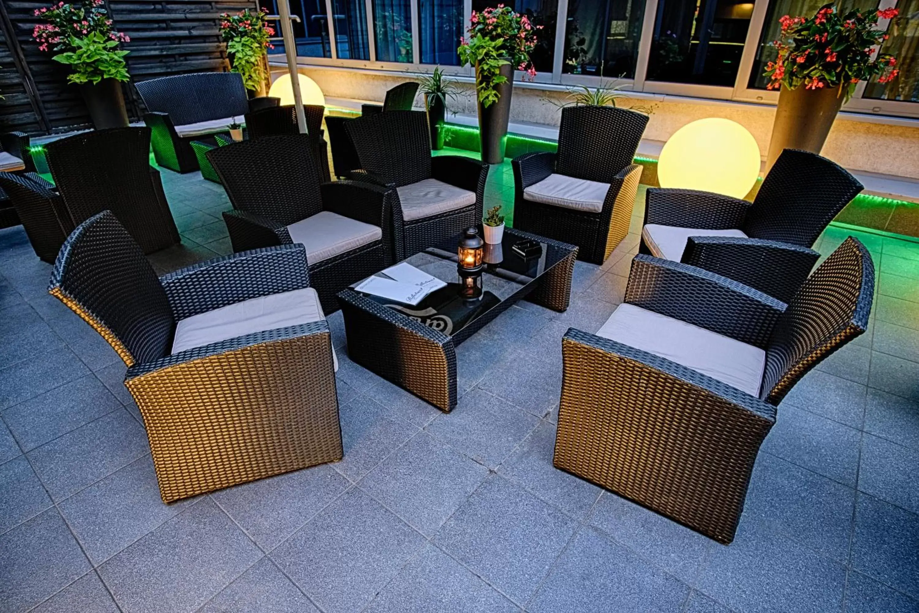 Lounge or bar in Holiday Inn Krakow City Centre, an IHG Hotel