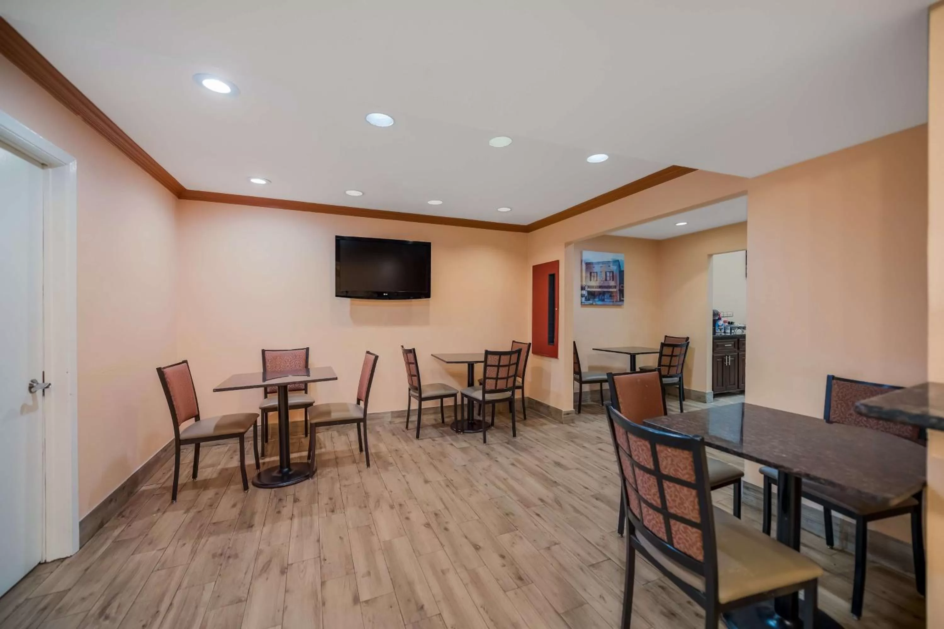 Restaurant/places to eat in SureStay Hotel by Best Western Mt Pleasant