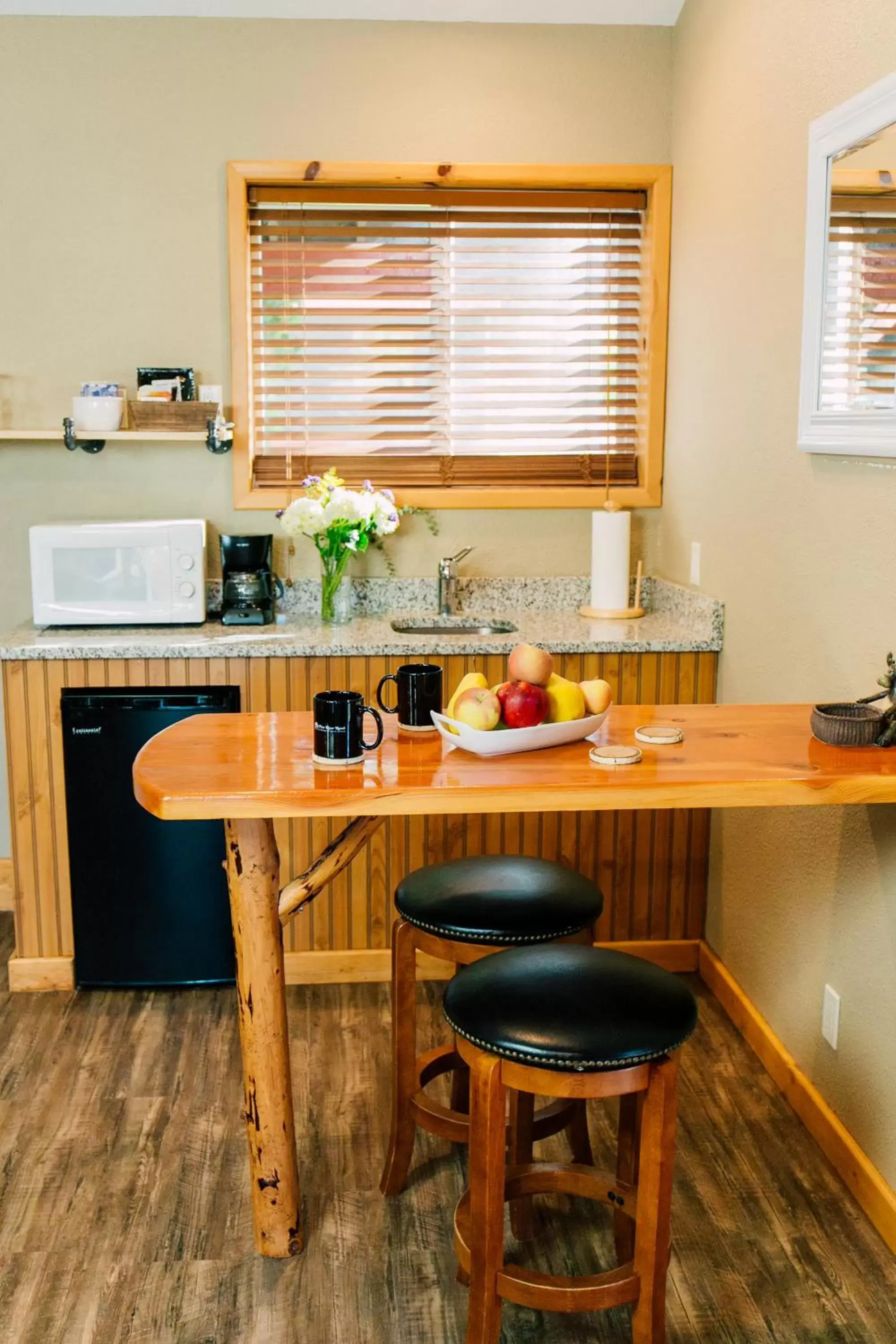 Dining area, Kitchen/Kitchenette in Pine River Ranch B&B