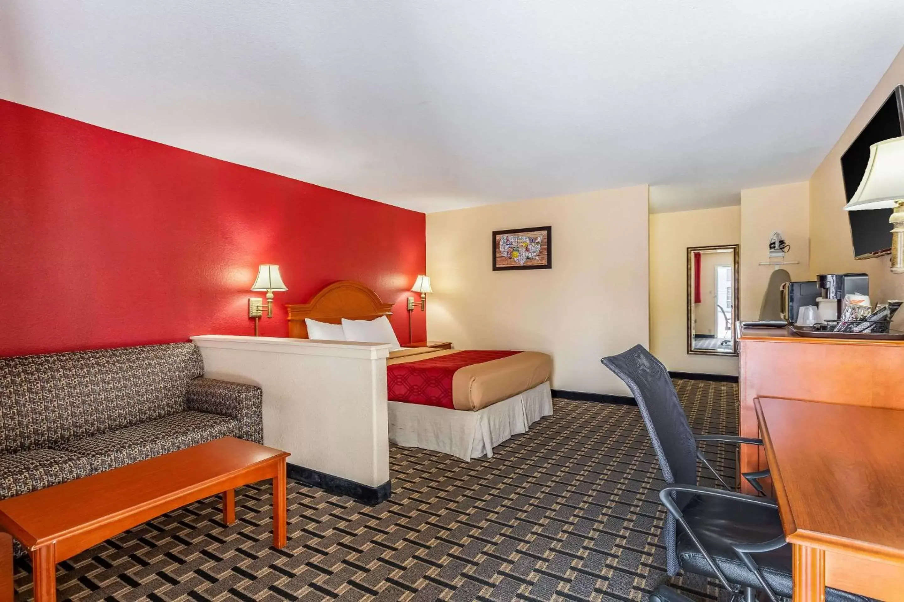 Photo of the whole room, Bed in Econo Lodge Santa Rosa