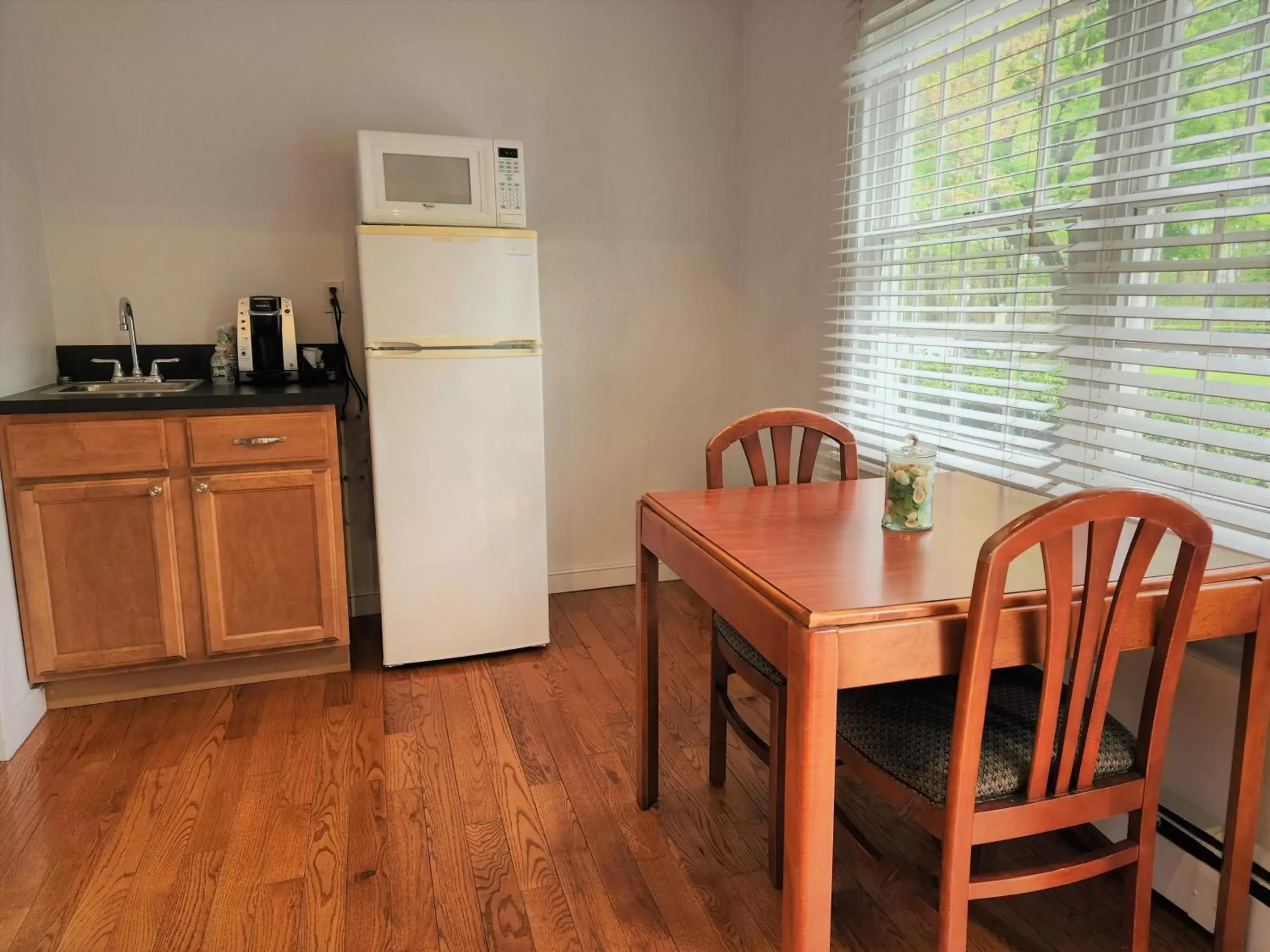 Dining area, Kitchen/Kitchenette in The Wainscott Inn