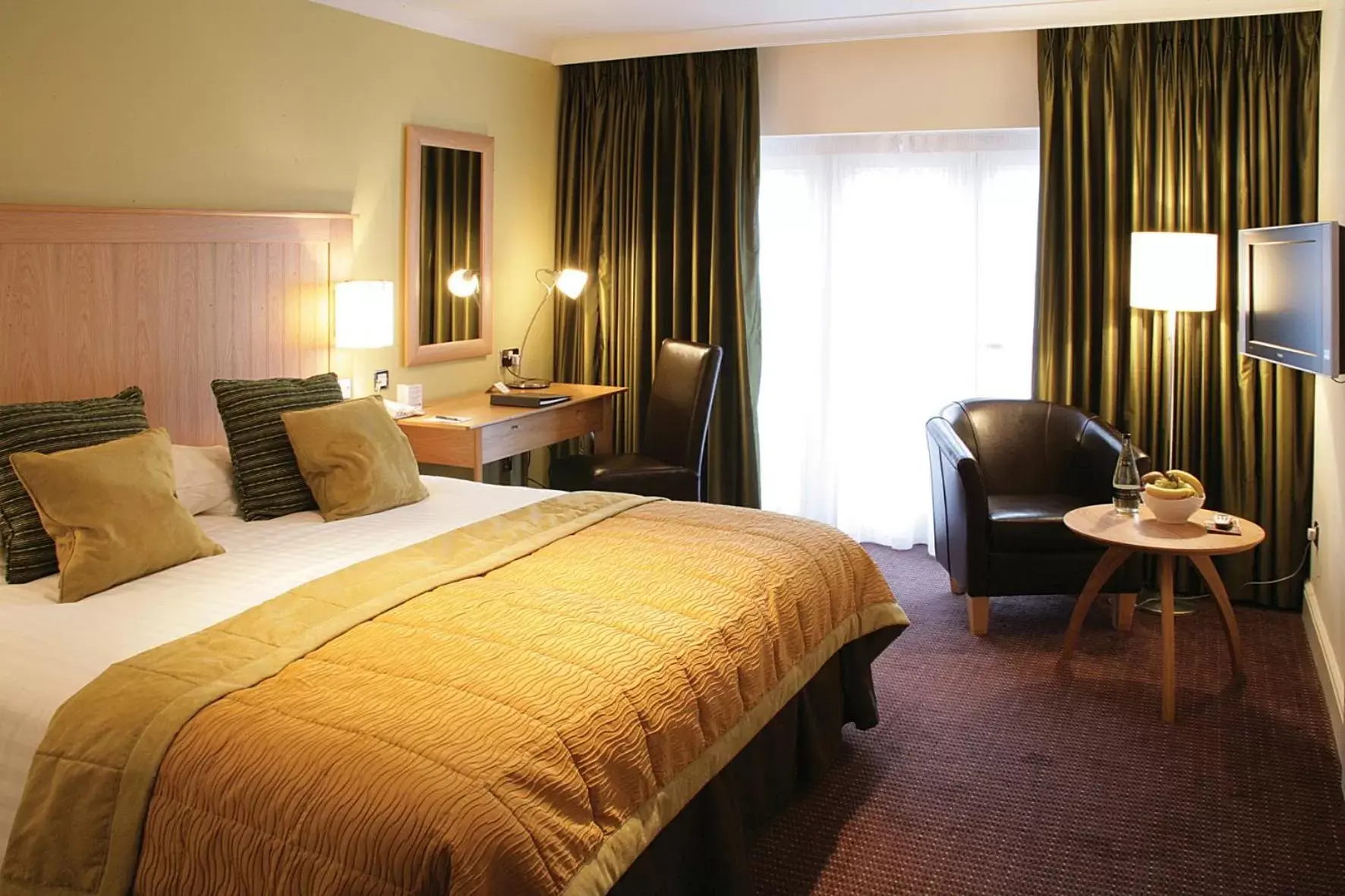 Bed in Mercure Warwickshire Walton Hall Hotel & Spa