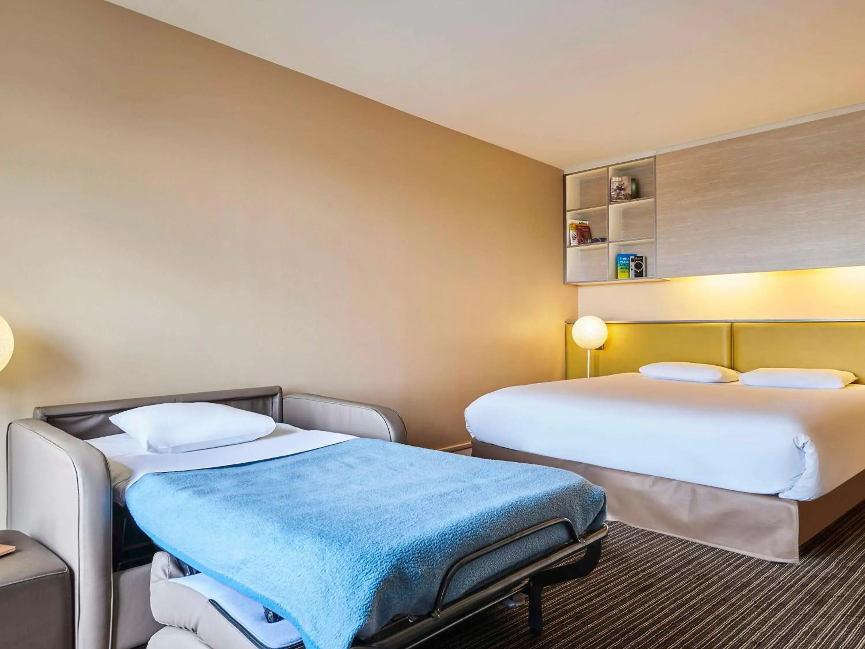 Property building, Bed in AppartHotel Mercure Paris Boulogne