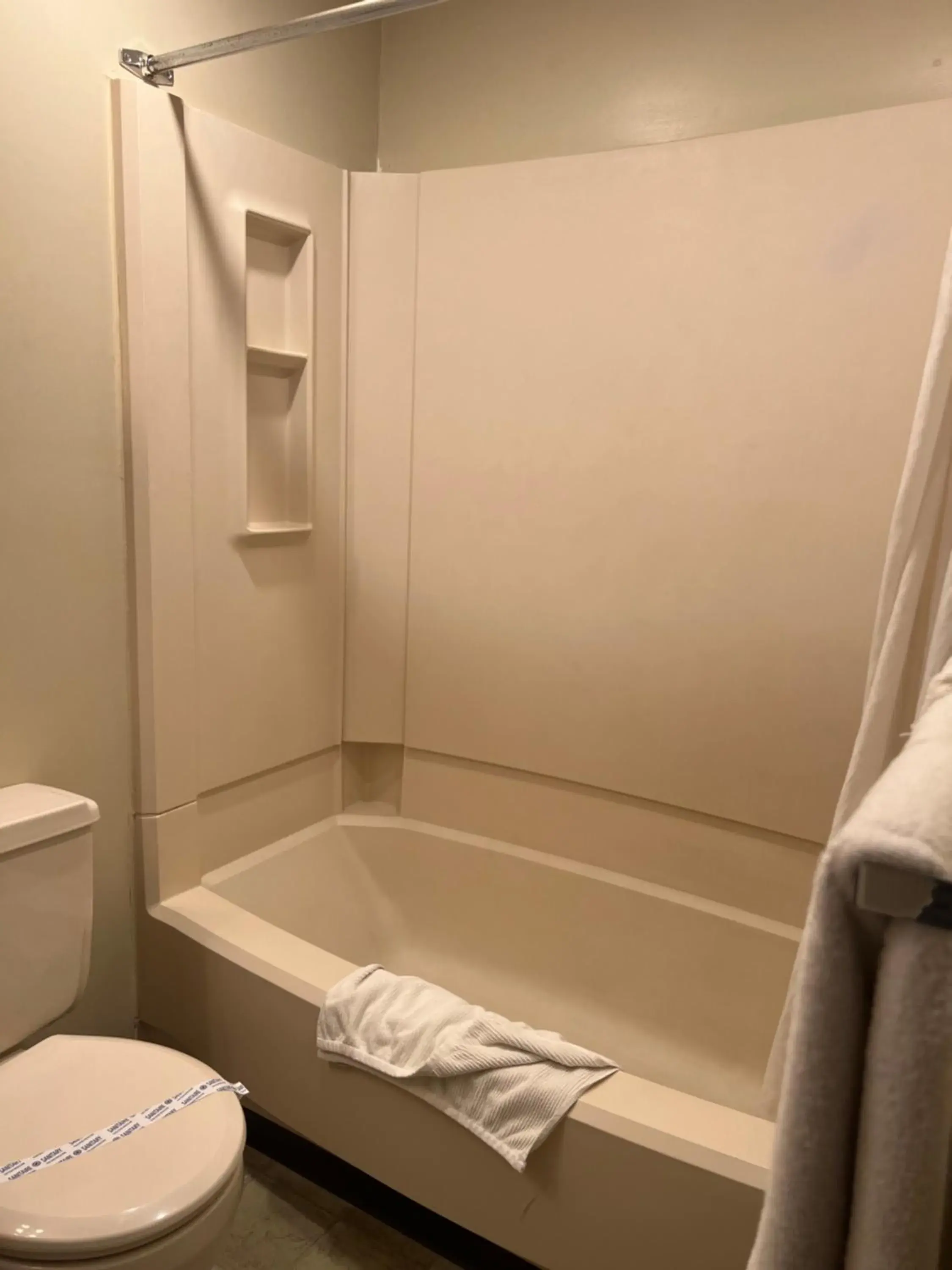 Shower, Bathroom in Capri Motor Inn