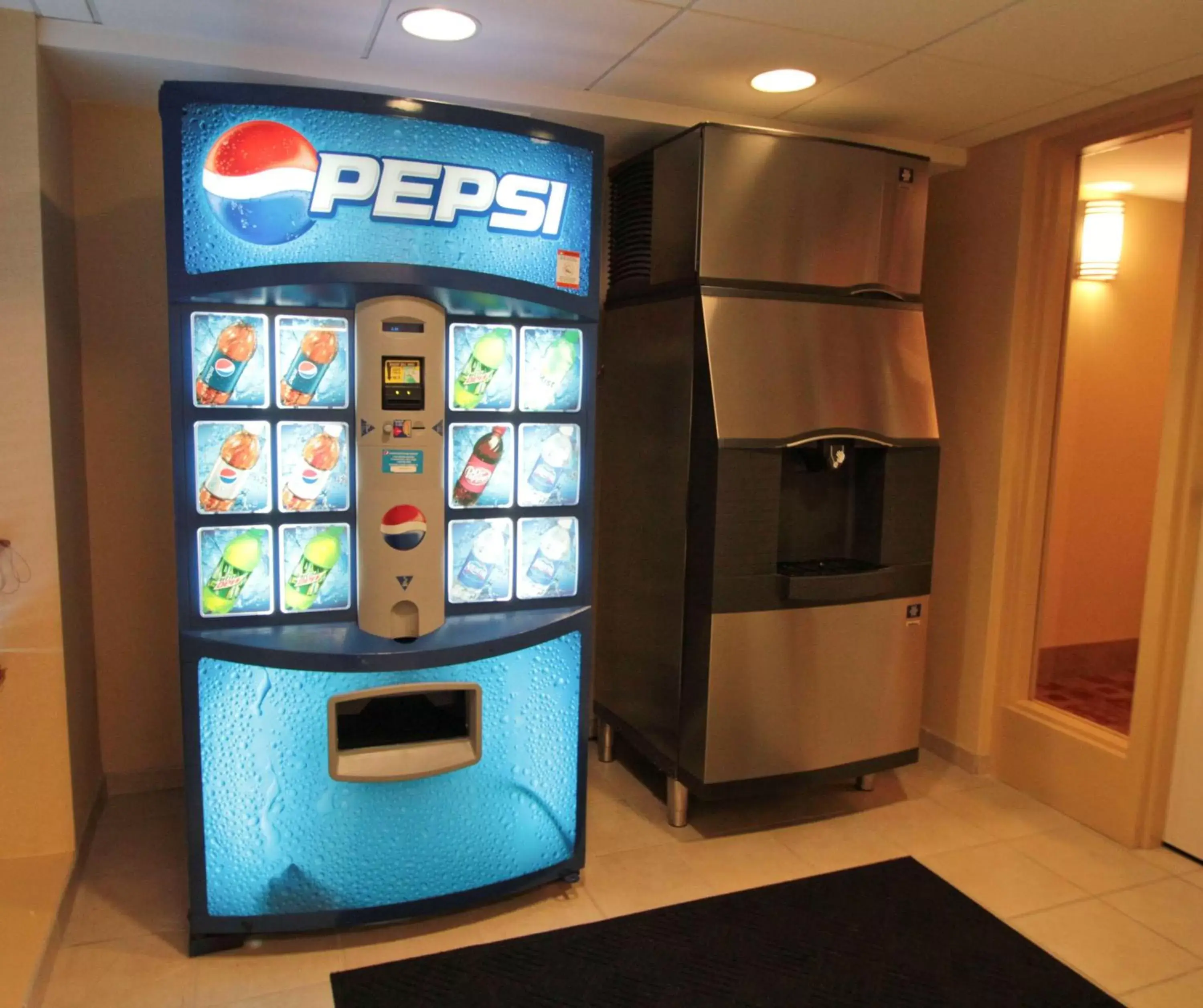 Property building in Hampton Inn Hampton-Newport News Property building in Hampton Inn Hampton-Newport News