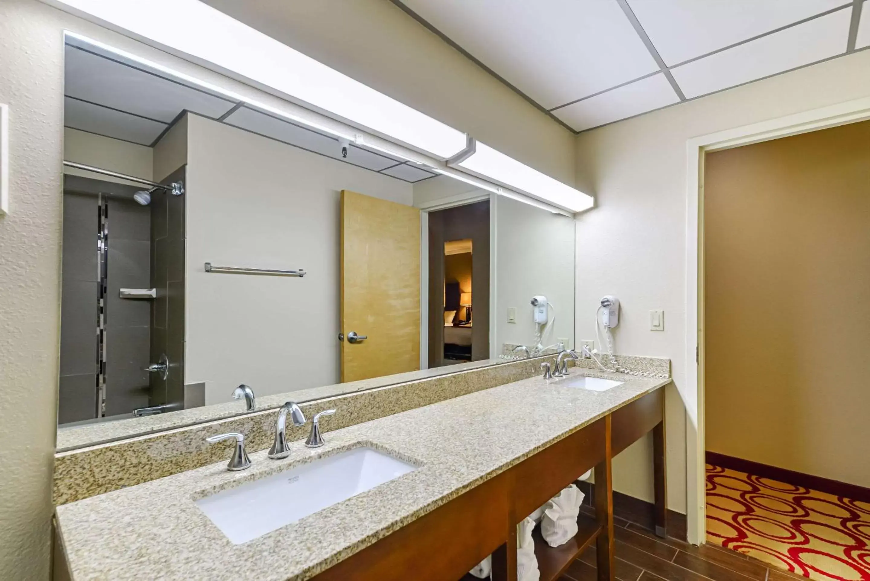 Bathroom in Quality Suites