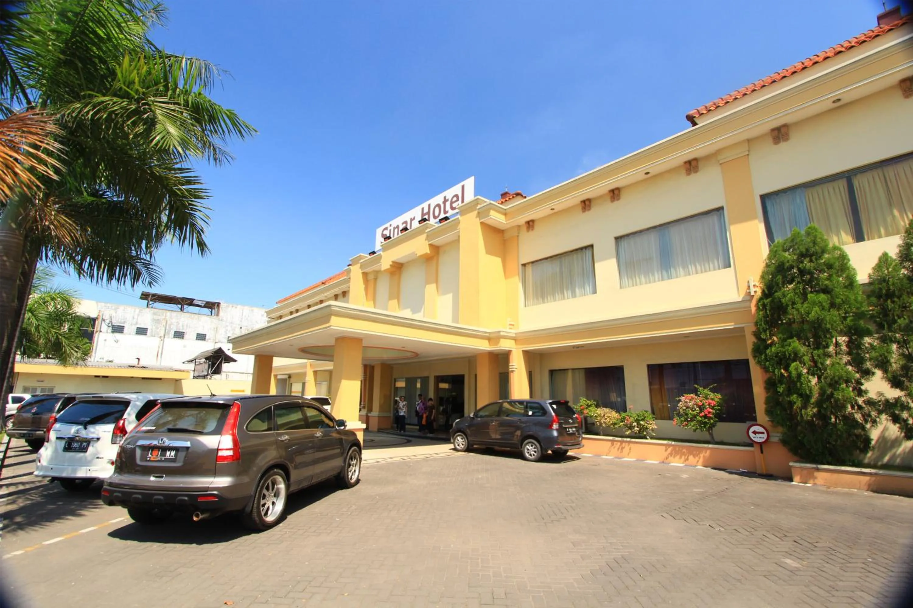 Facade/entrance in Hotel Sinar 2