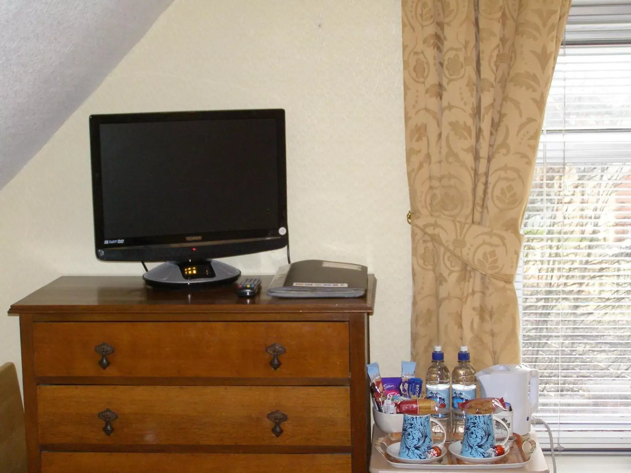 Bedroom, TV/Entertainment Center in Anton Guest House Bed and Breakfast