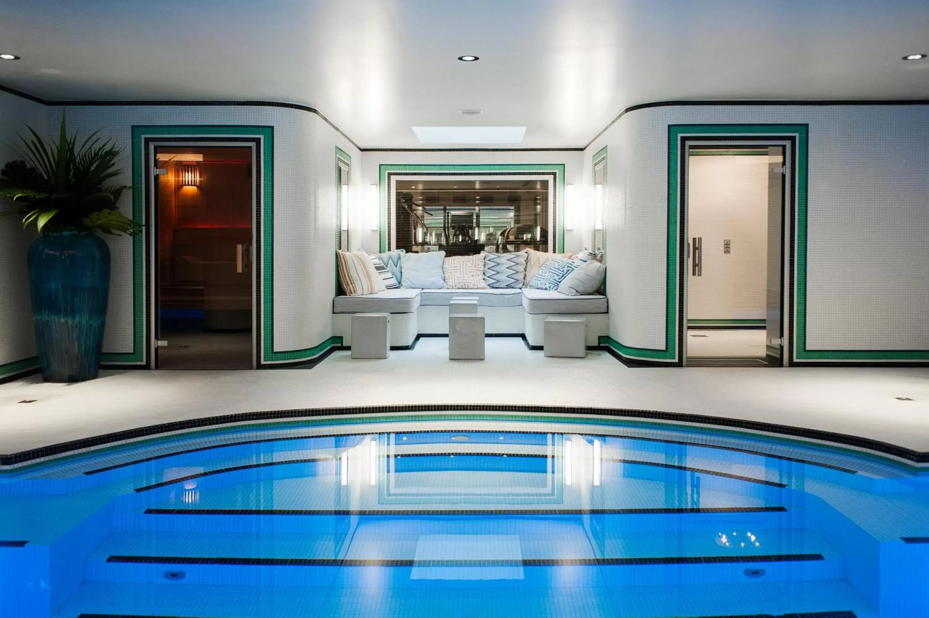 Sauna, Swimming Pool in Hotel Eiffel Blomet