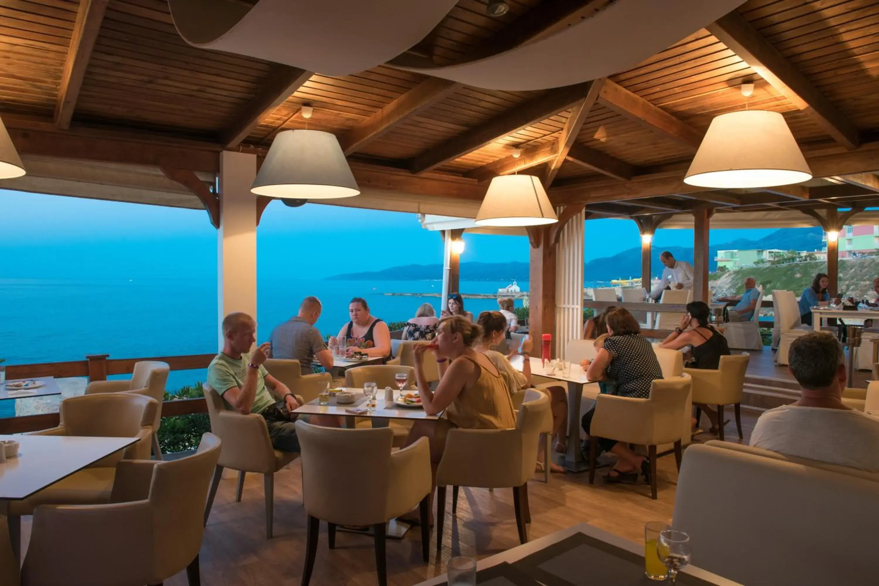 Restaurant/Places to Eat in Elmi Beach Hotel & Suites