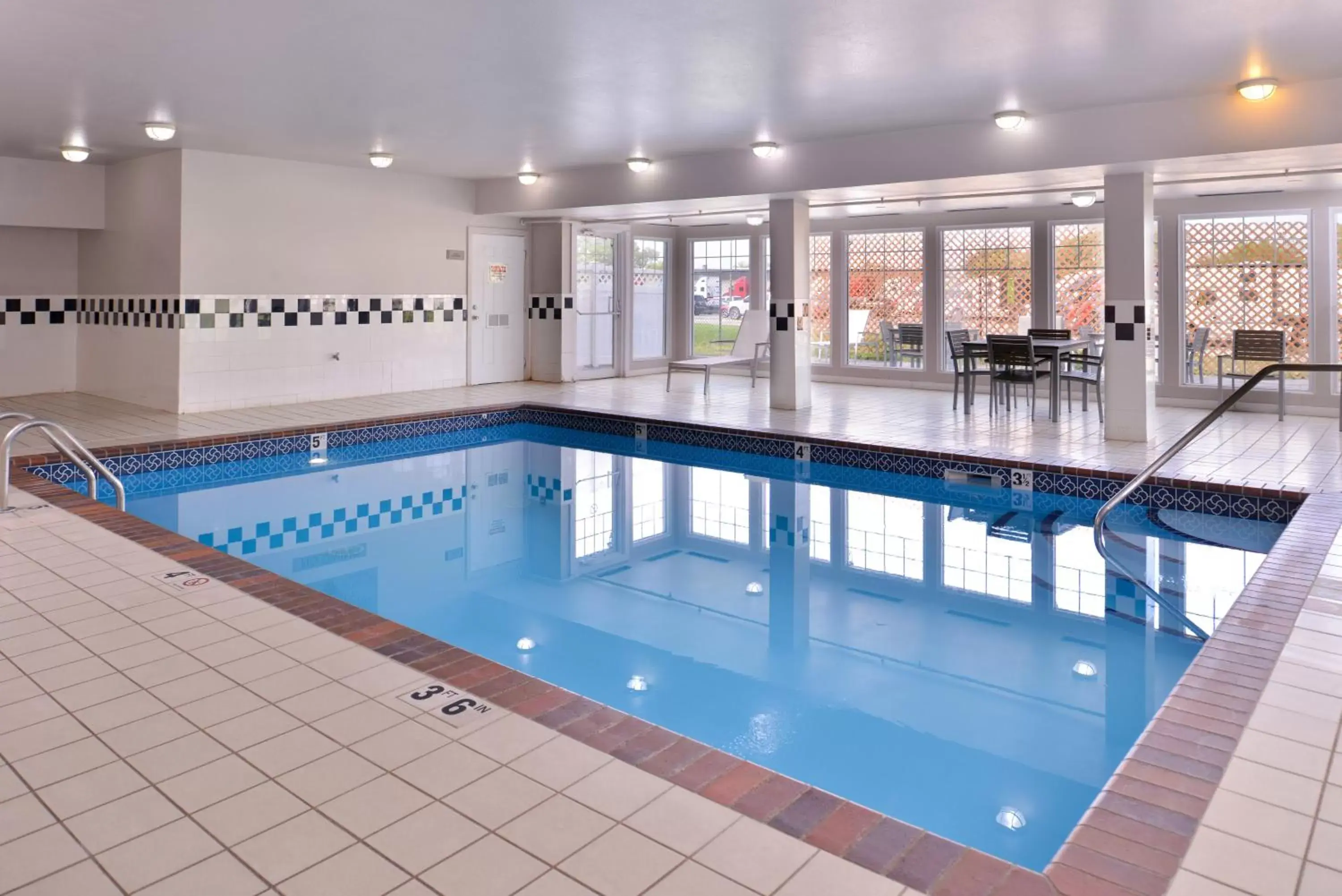 , Swimming Pool in Country Inn & Suites by Radisson, Omaha Airport, IA