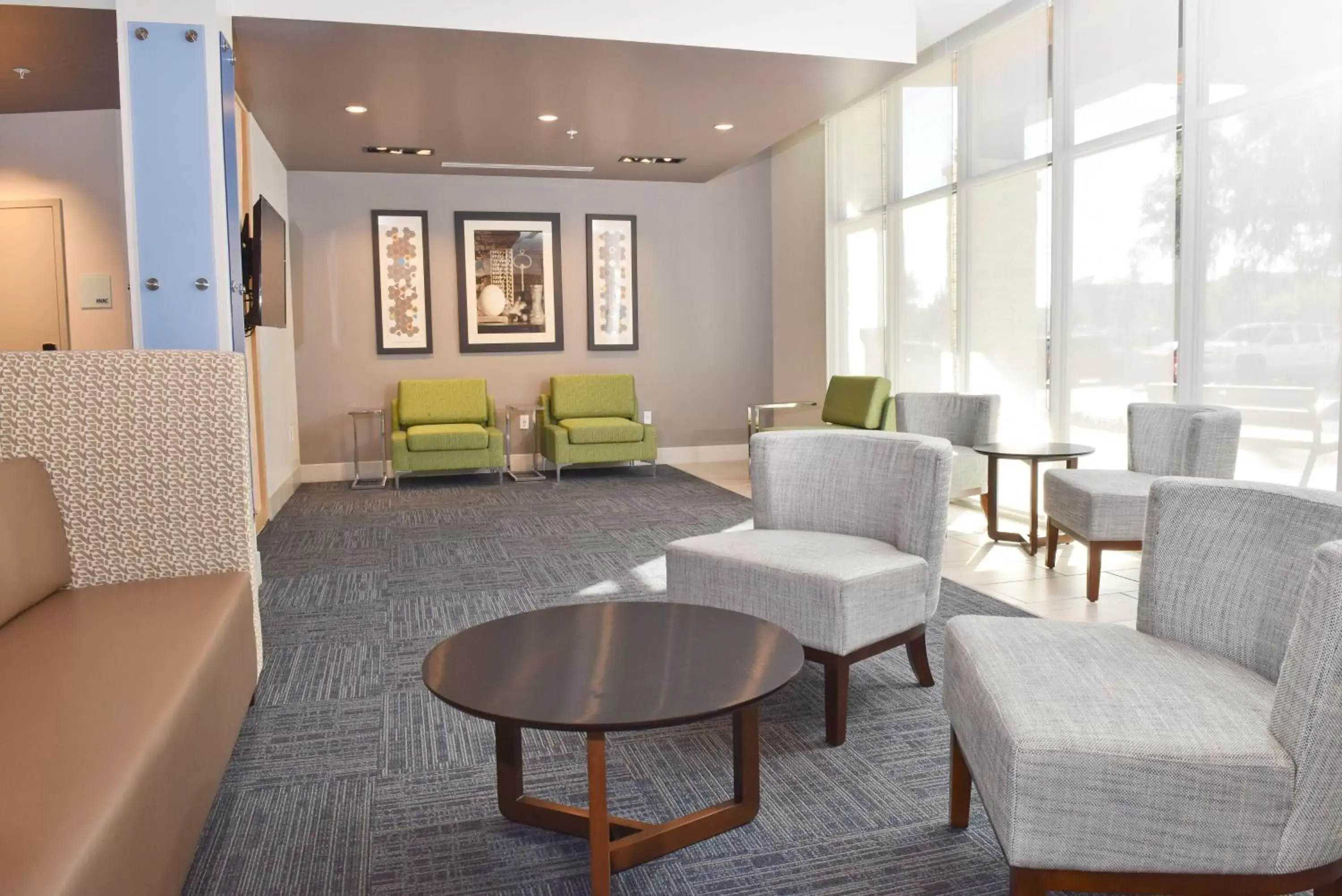 Lobby or reception, Lounge/Bar in Holiday Inn Express & Suites - Orlando - Lake Nona Area, an IHG Hotel
