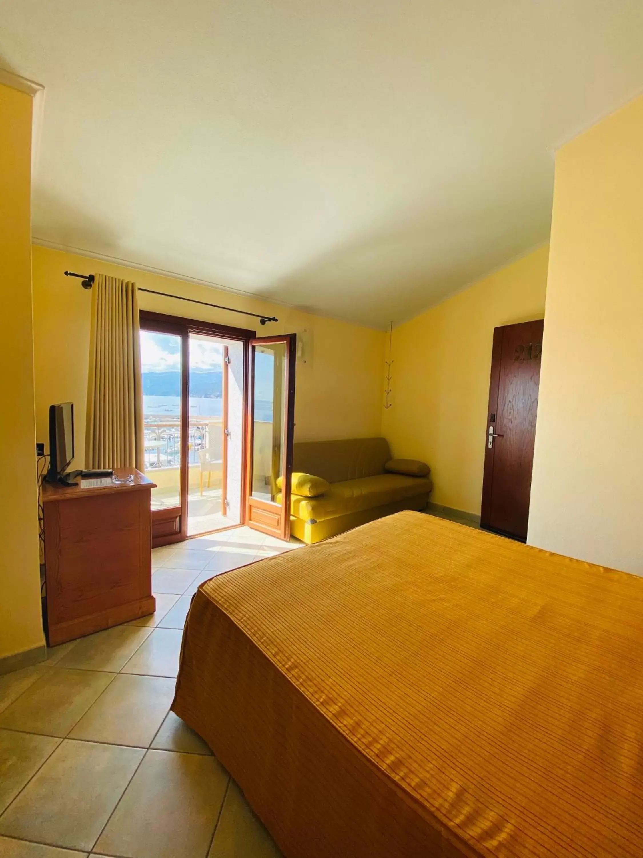 Superior Triple Room with Sea View in Il Nuovo Gabbiano Superior Triple Room with Sea View in Il Nuovo Gabbiano