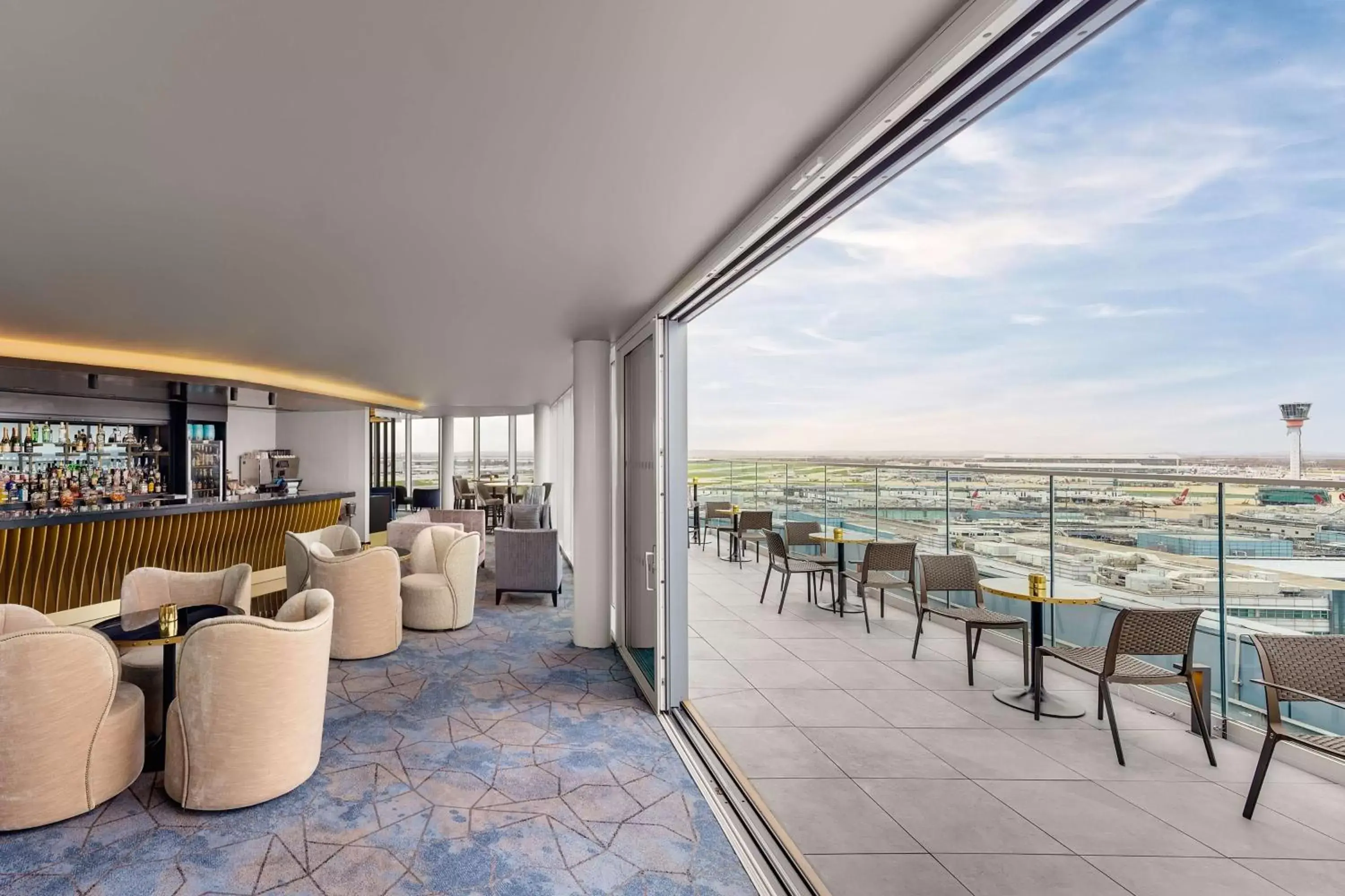 Lounge or bar in Hilton Garden Inn London Heathrow Terminal 2 and 3