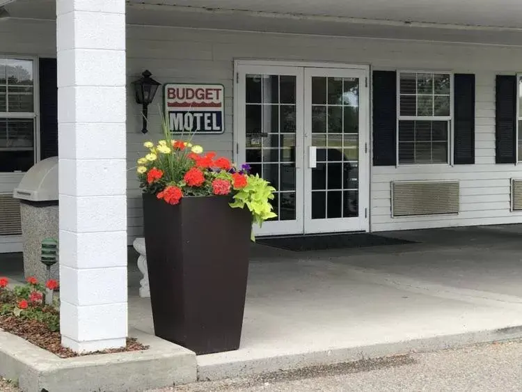 Property building in Budget Motel Property building in Budget Motel