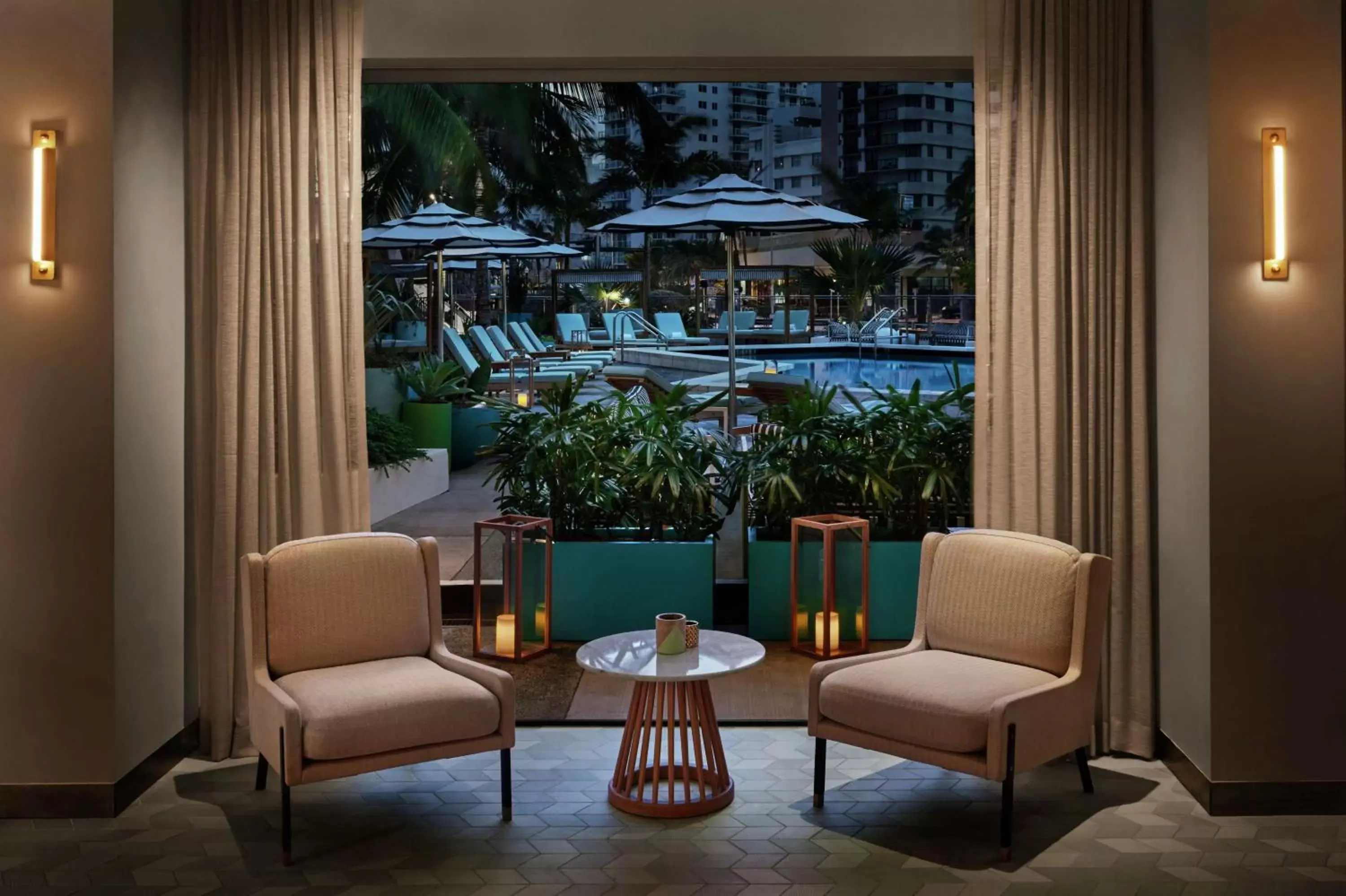 Lounge or bar, Seating Area in The Gates Hotel South Beach - a Doubletree by Hilton