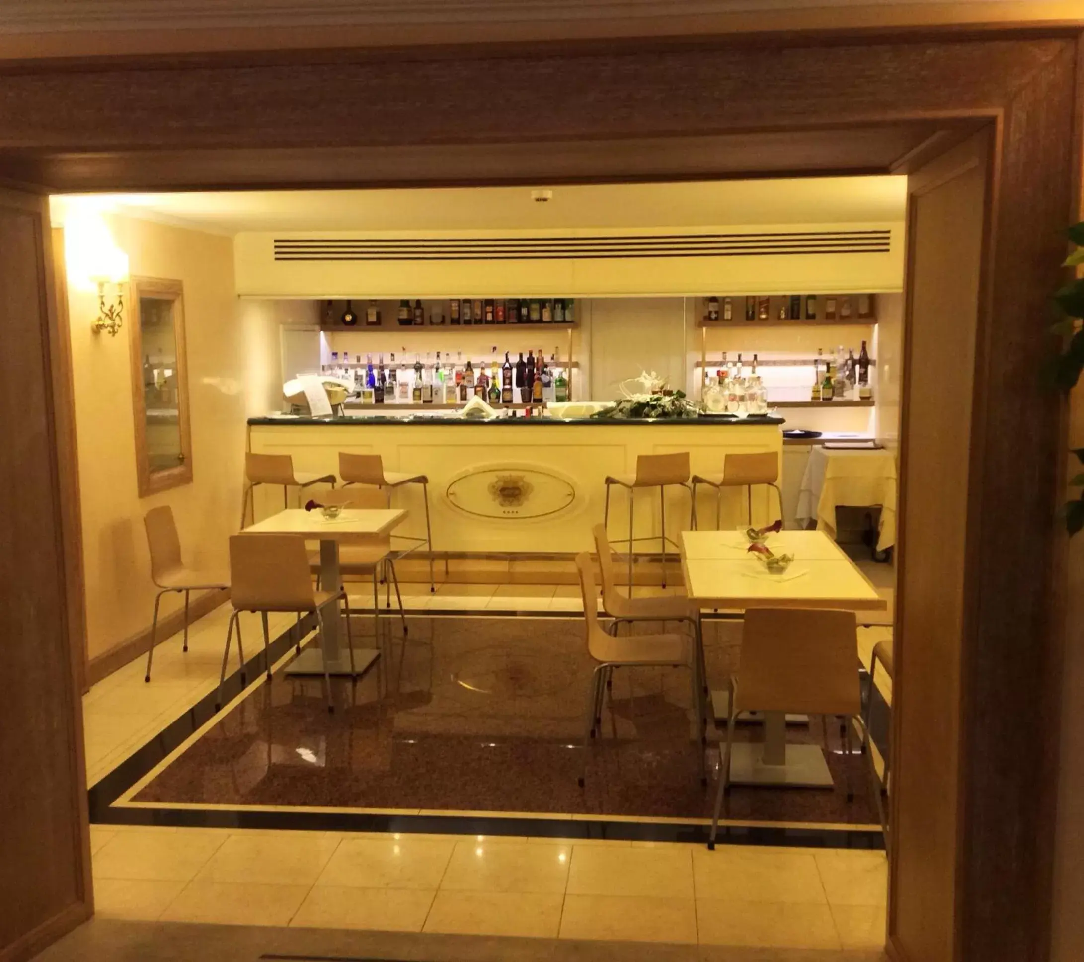 Lounge or bar, Restaurant/Places to Eat in Ambassador Palace Hotel