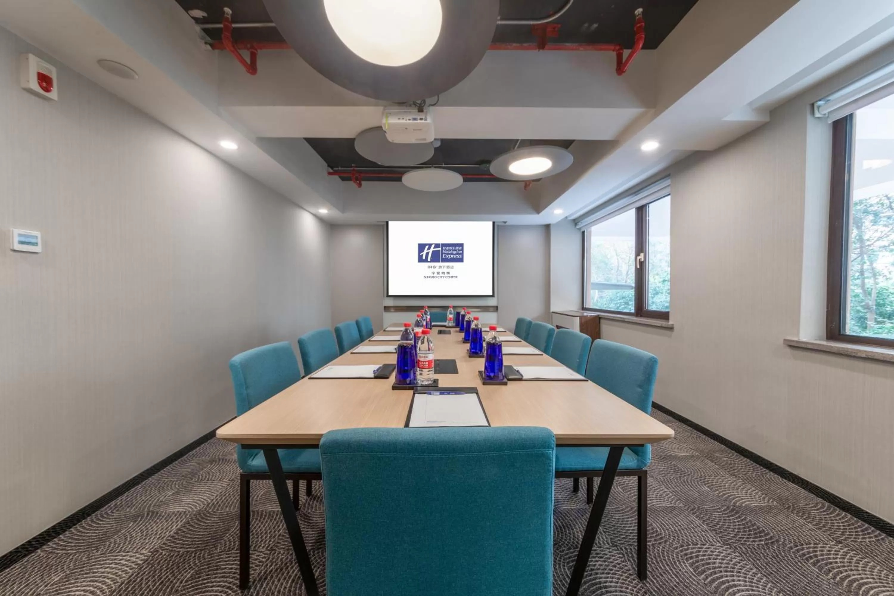 Meeting/conference room in Holiday Inn Express Ningbo City Center by IHG