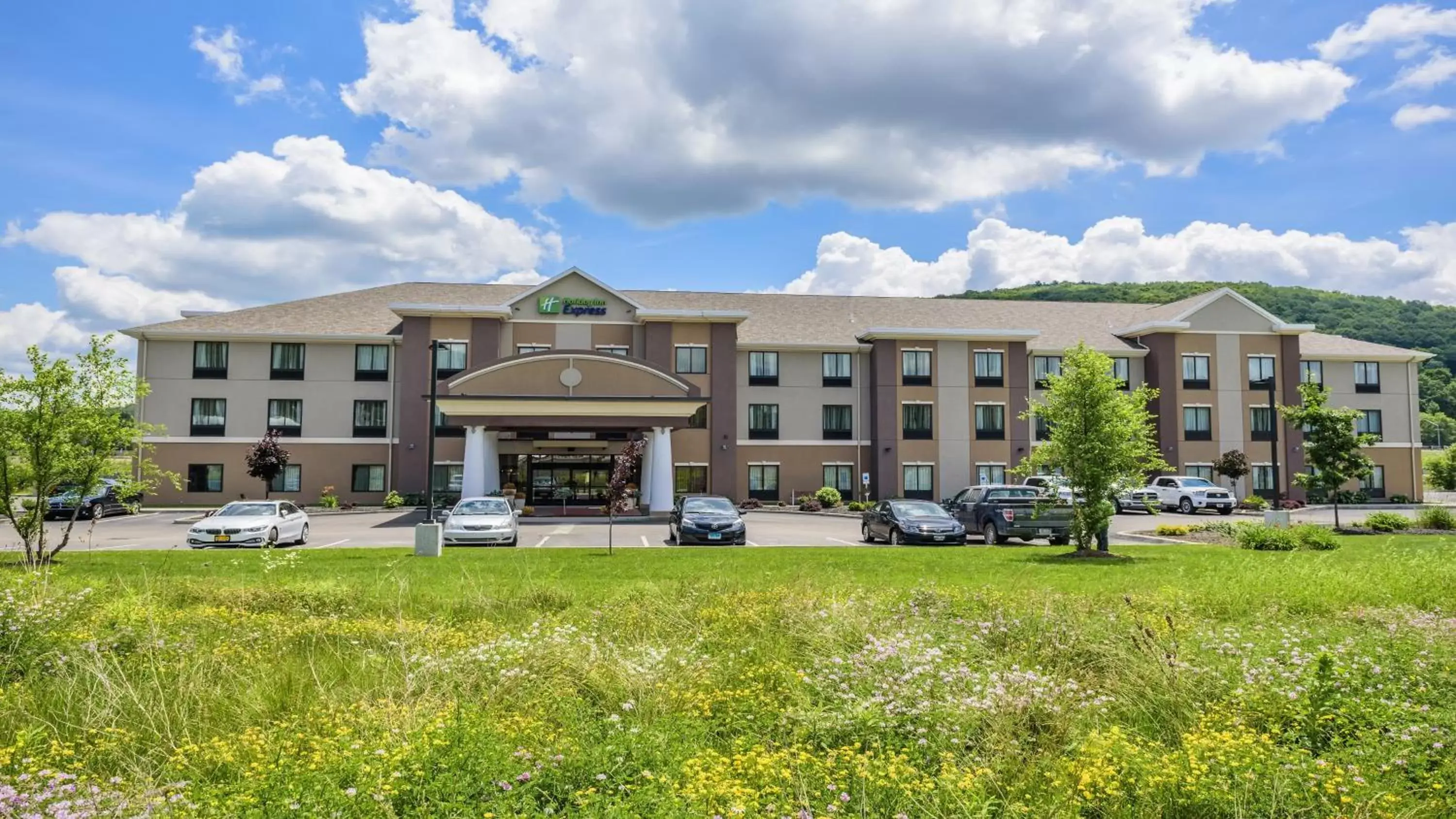 Property Building in Holiday Inn Express and Suites - Bradford, an IHG Hotel