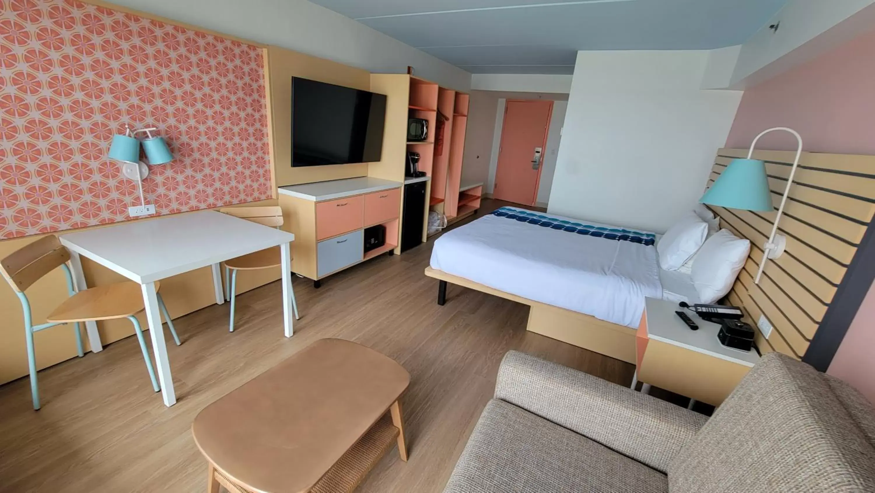 Bed, Seating Area in Golden Sands Oceanfront Hotel