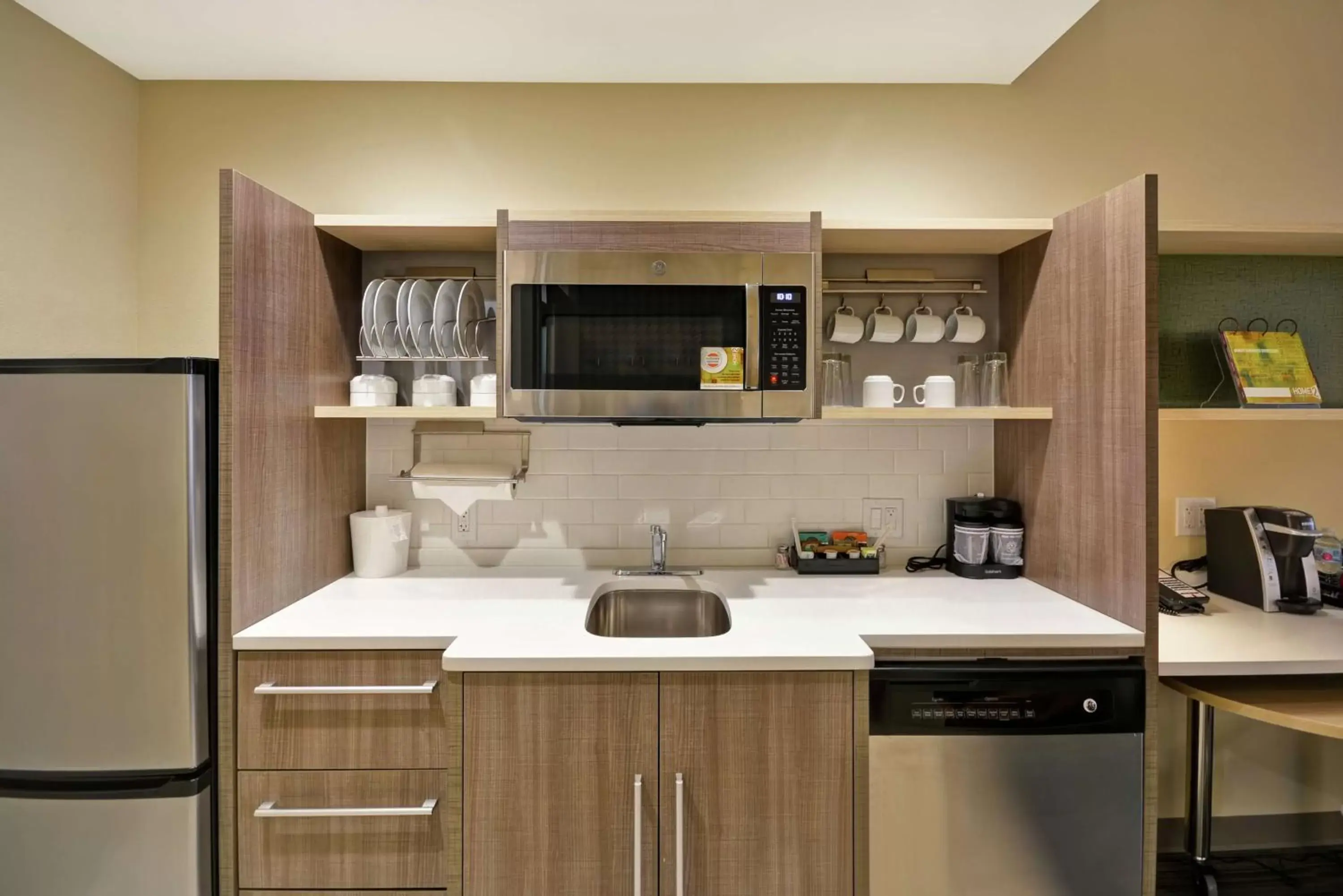 Coffee/tea facilities, Kitchen/Kitchenette in Home2 Suites At The Galleria