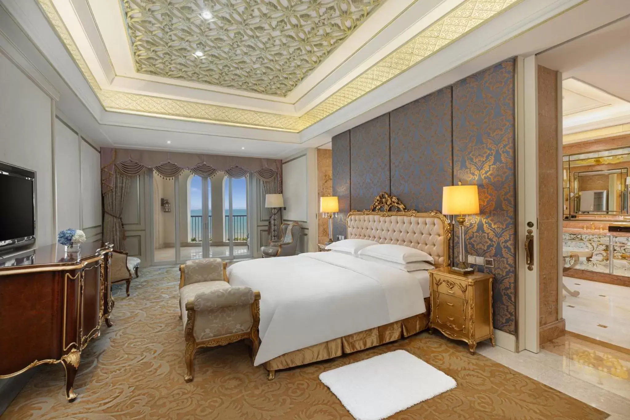 Bedroom, Bed in Crowne Plaza Resort Sanya Bay, an IHG Hotel