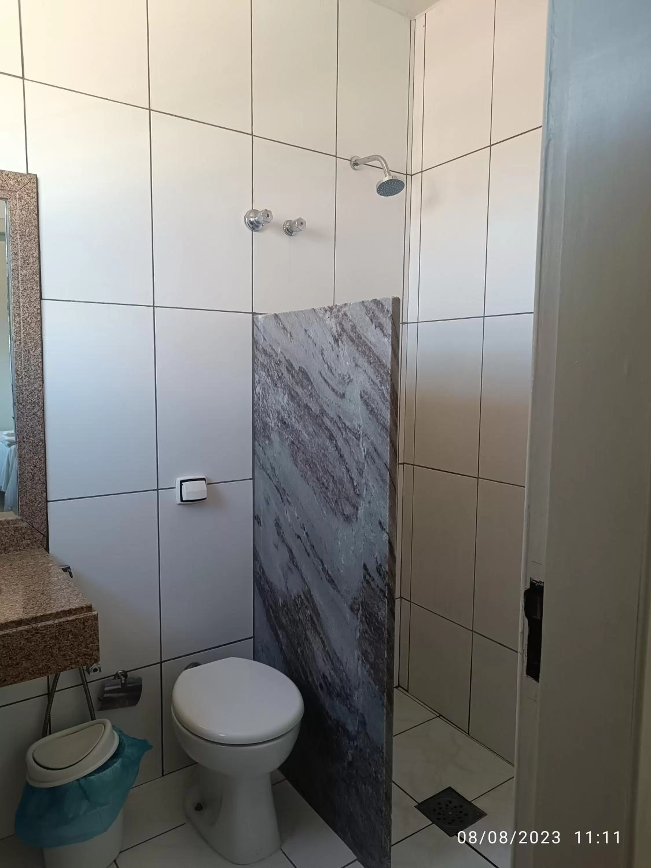 Shower in Hotel Oscar Blue Montes Claros