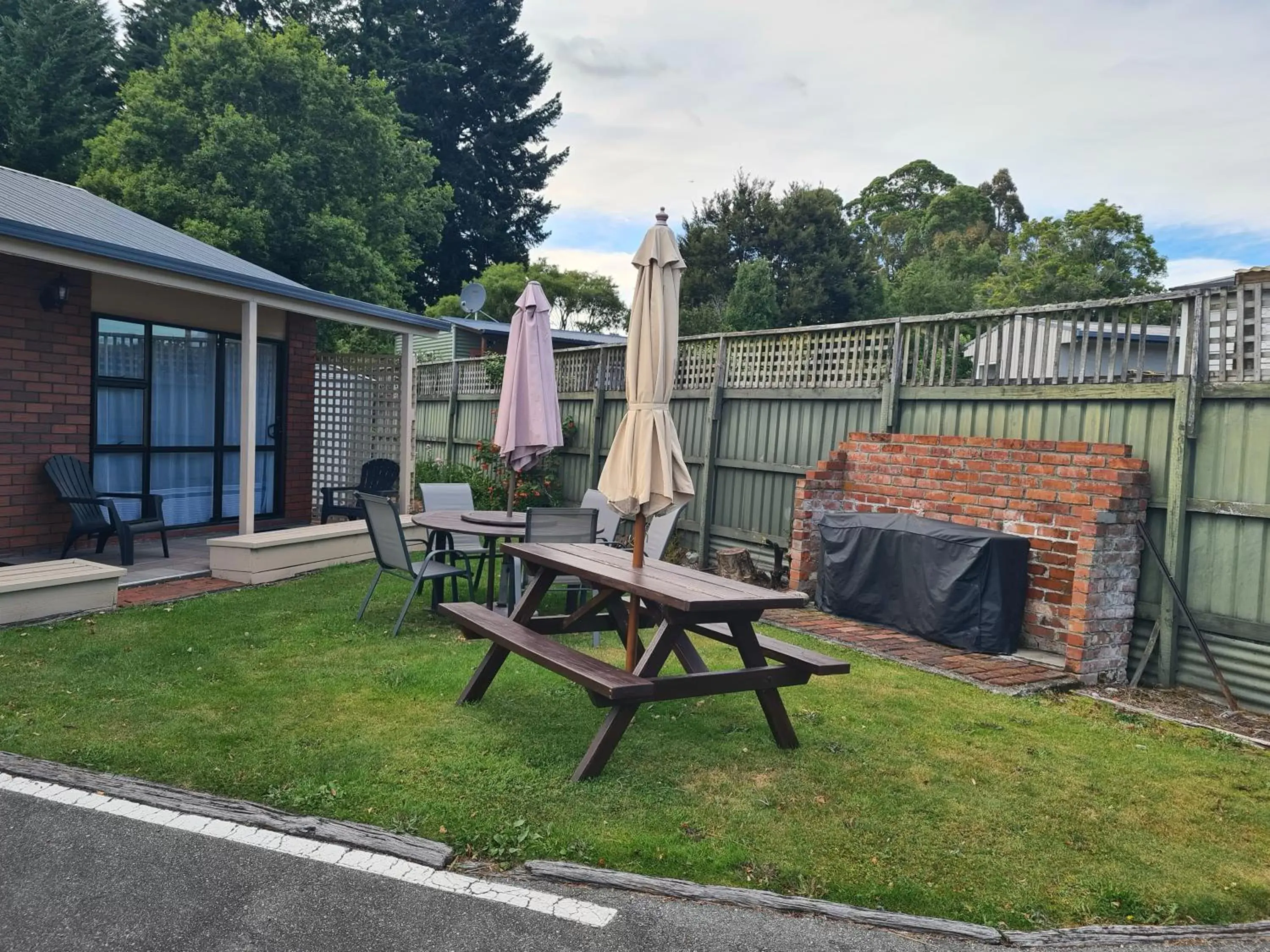 BBQ facilities in Arran Motel