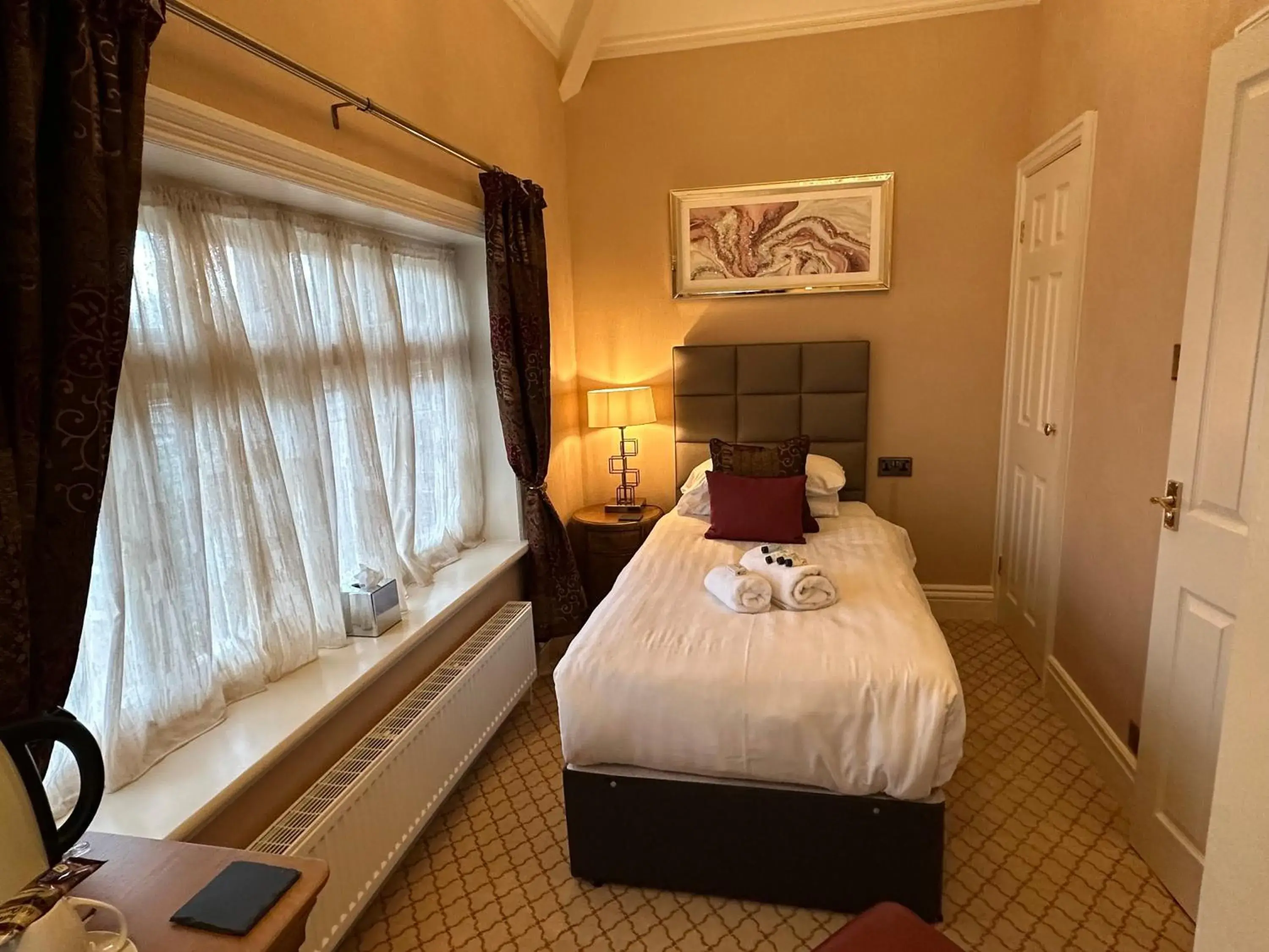 Bed in Chester Court Hotel