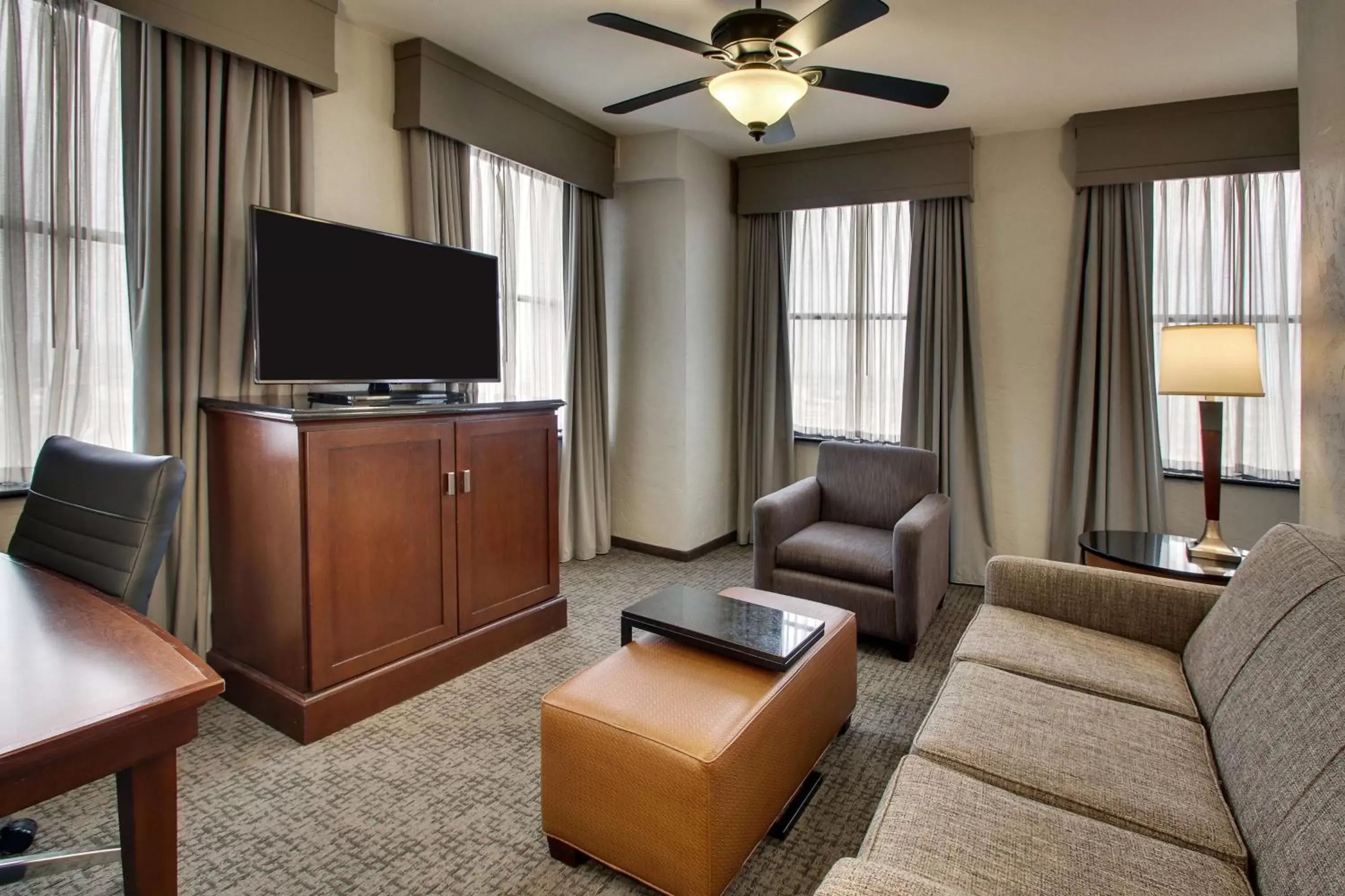 Bedroom, TV/Entertainment Center in Drury Plaza Hotel San Antonio Riverwalk