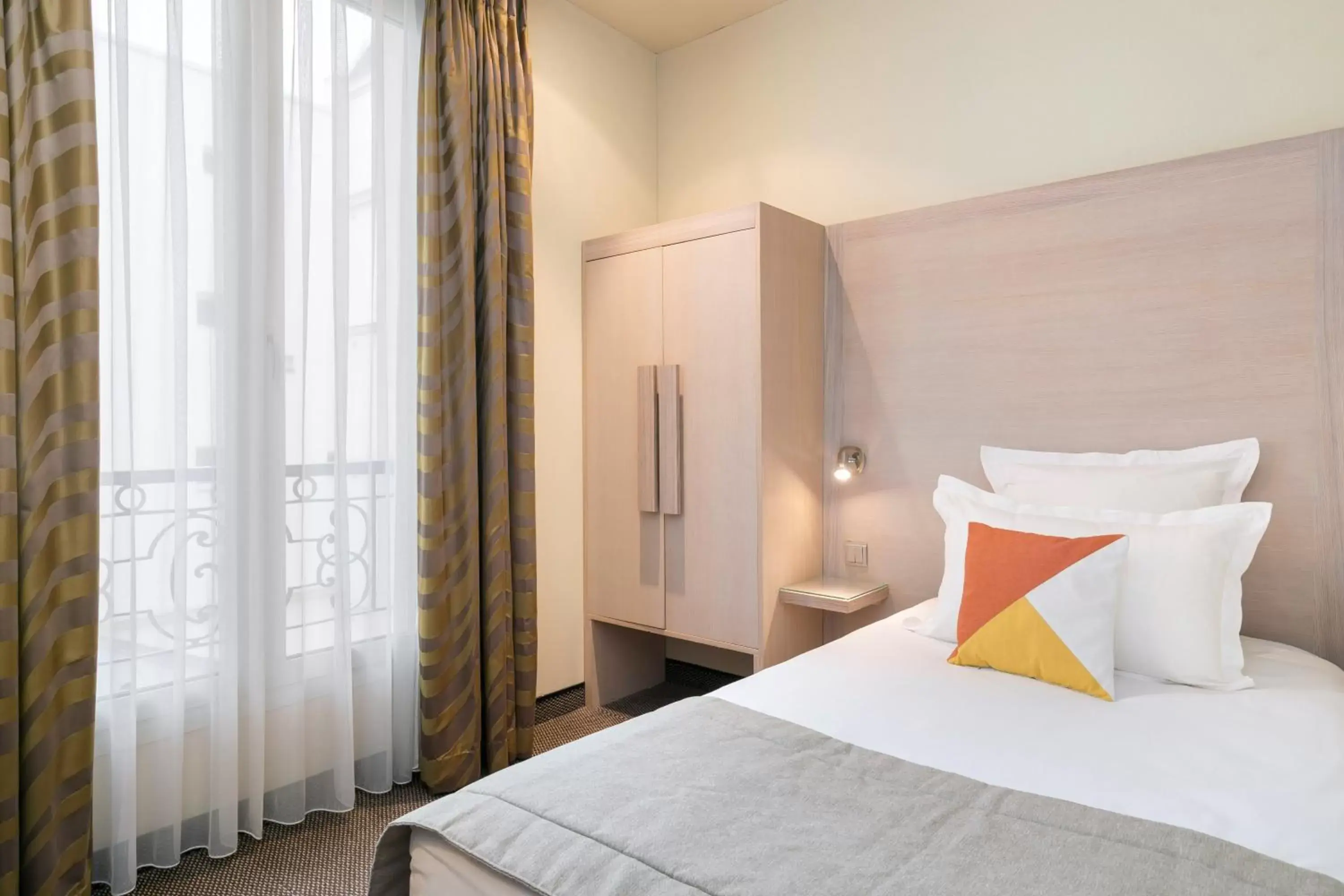 Bedroom, Bed in Hôtel Le Cardinal by Happyculture