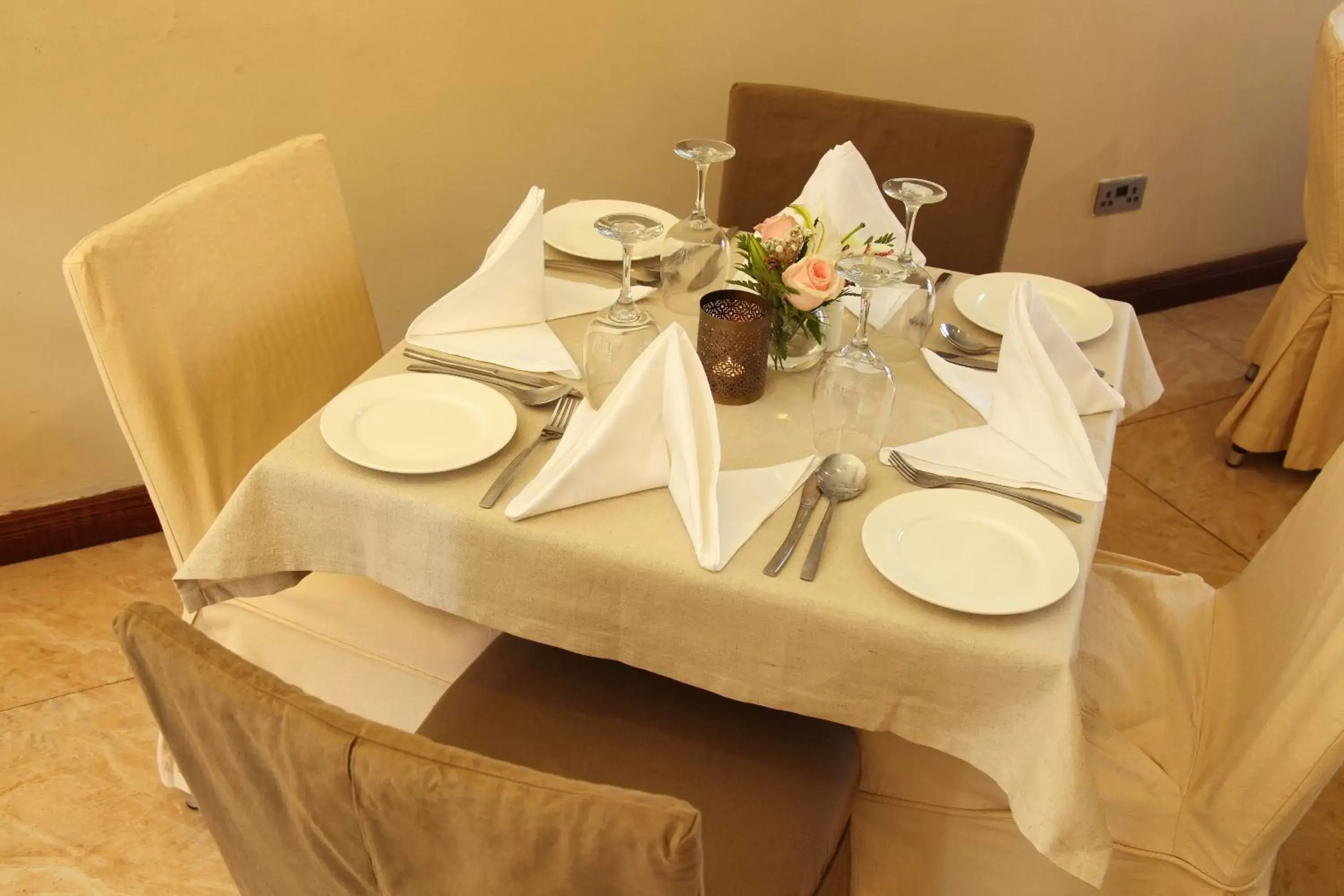 Restaurant/Places to Eat in Zehneria Suites Hotel