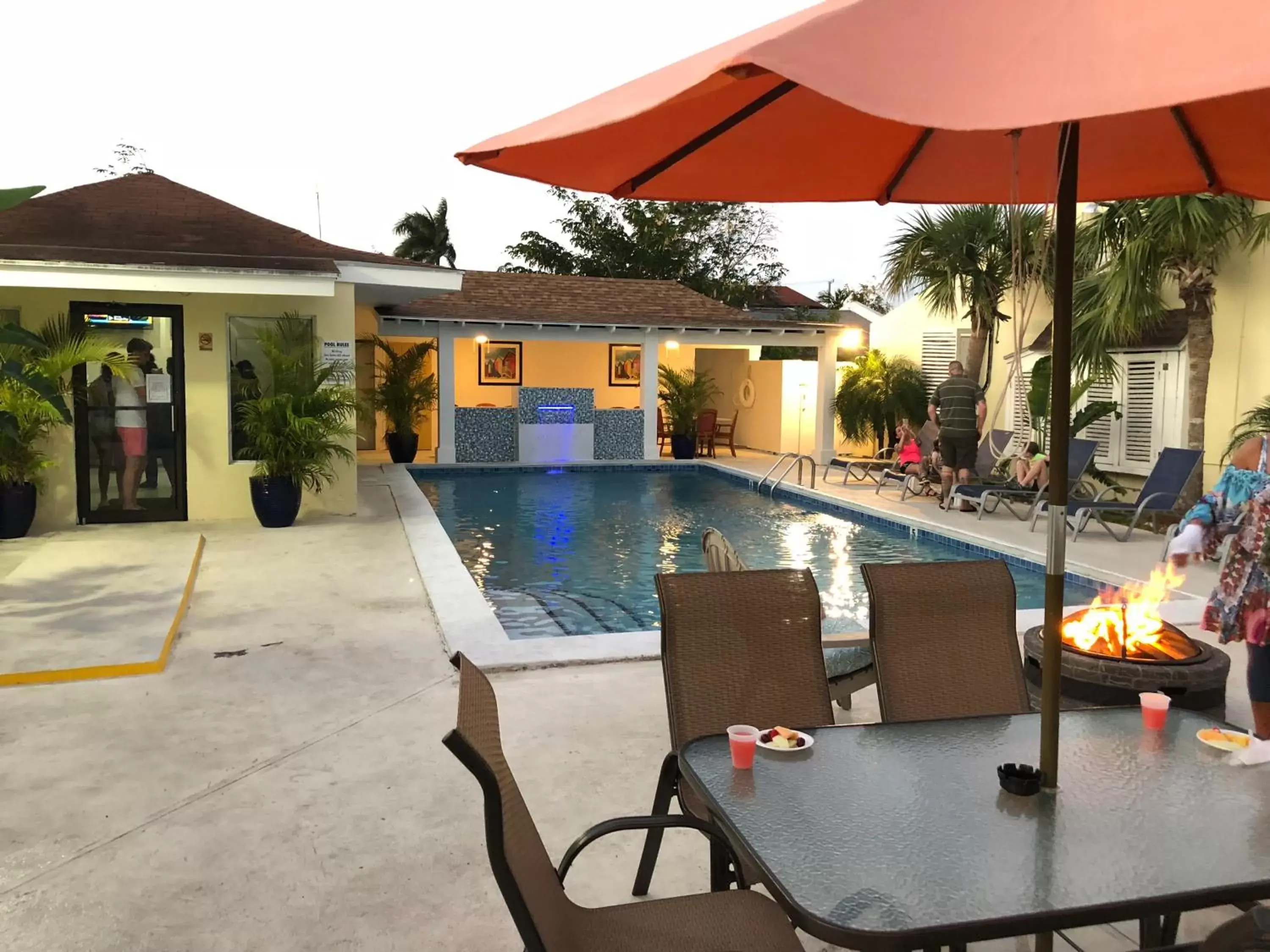 Swimming Pool in Colony Club Inn & Suites