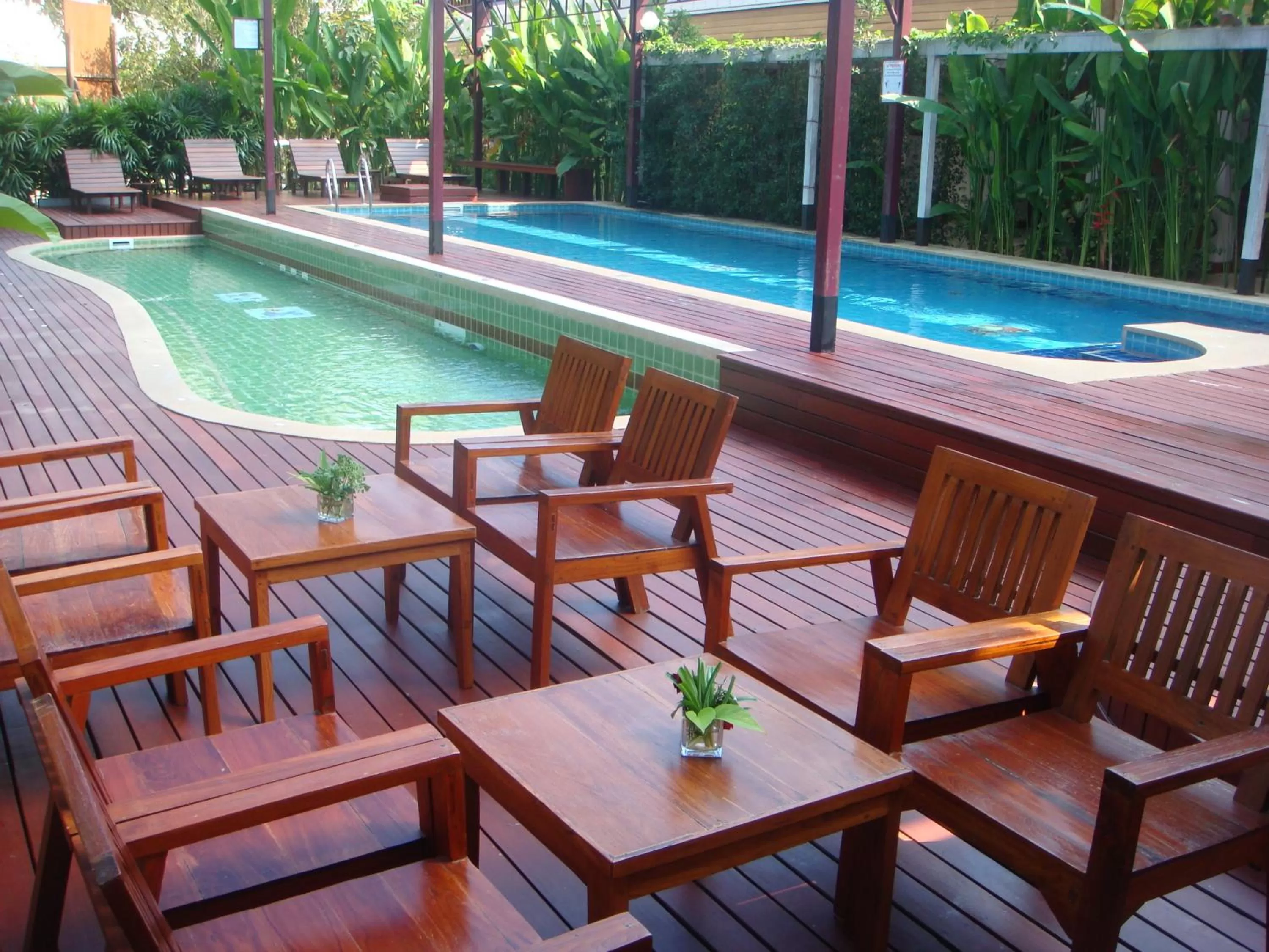 Swimming pool in Maikaew Damnoen Resort