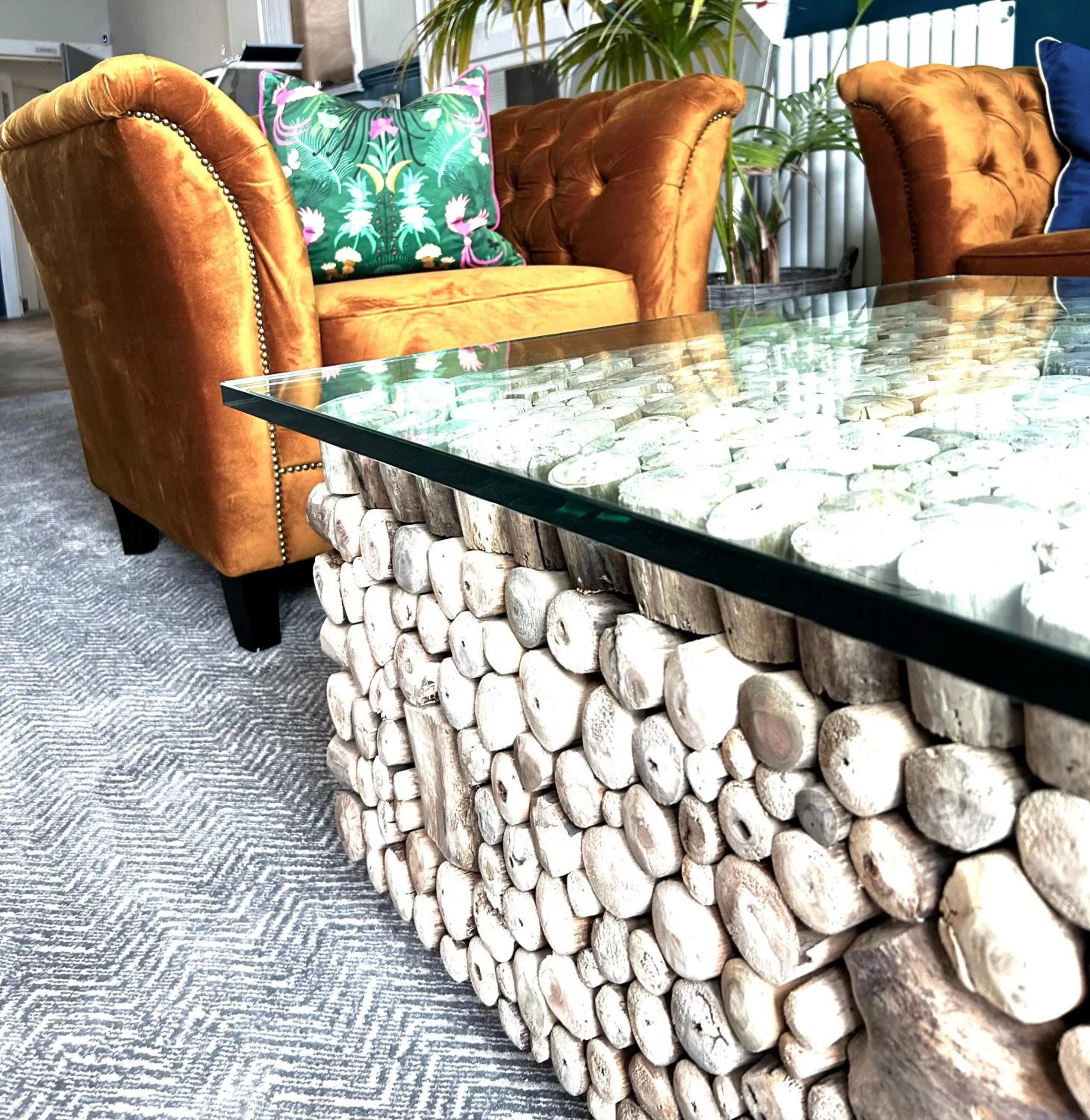 Communal lounge/ TV room in Hotel No5