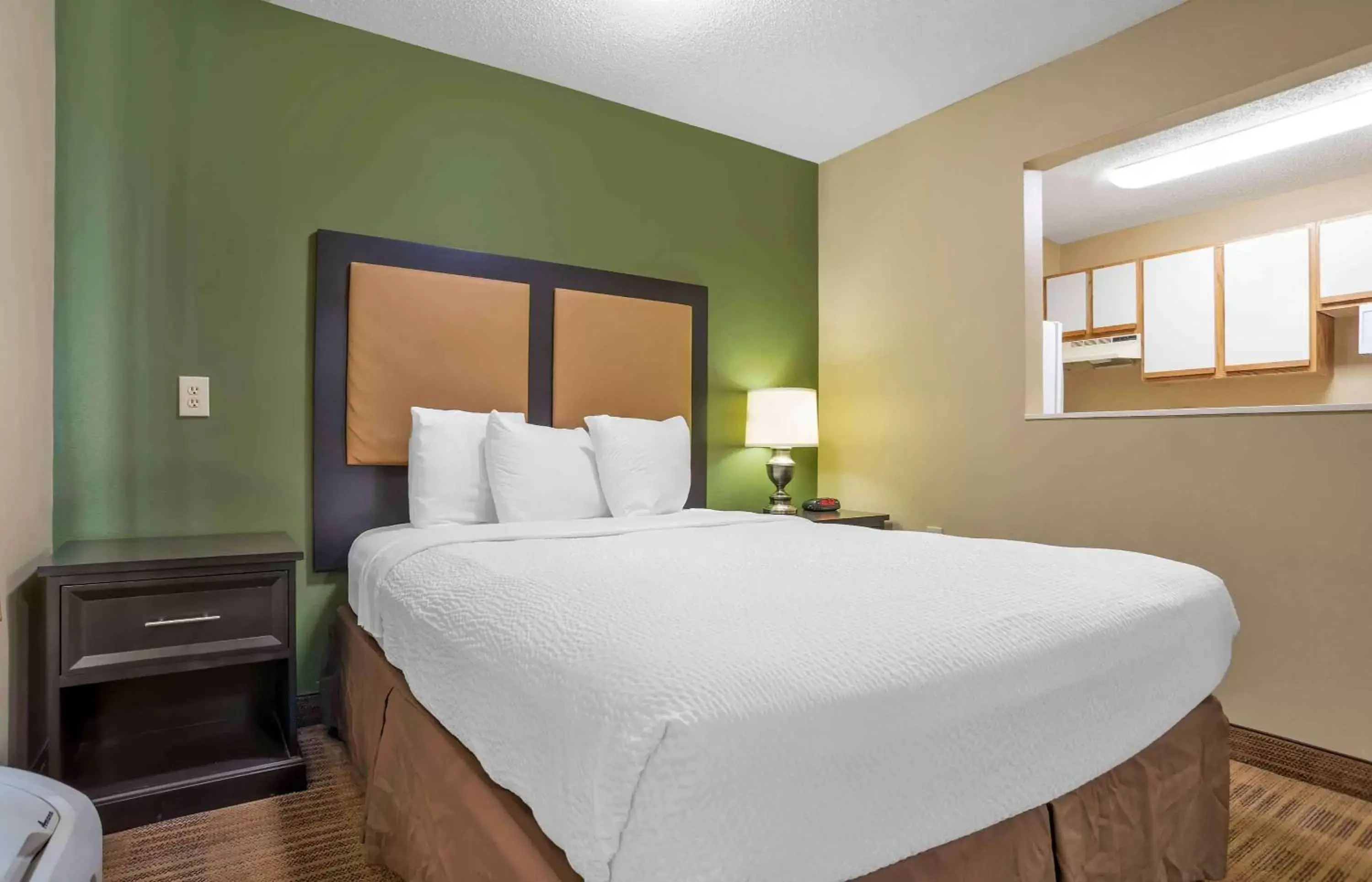 Bedroom, Bed in Extended Stay America Select Suites - Birmingham - Inverness