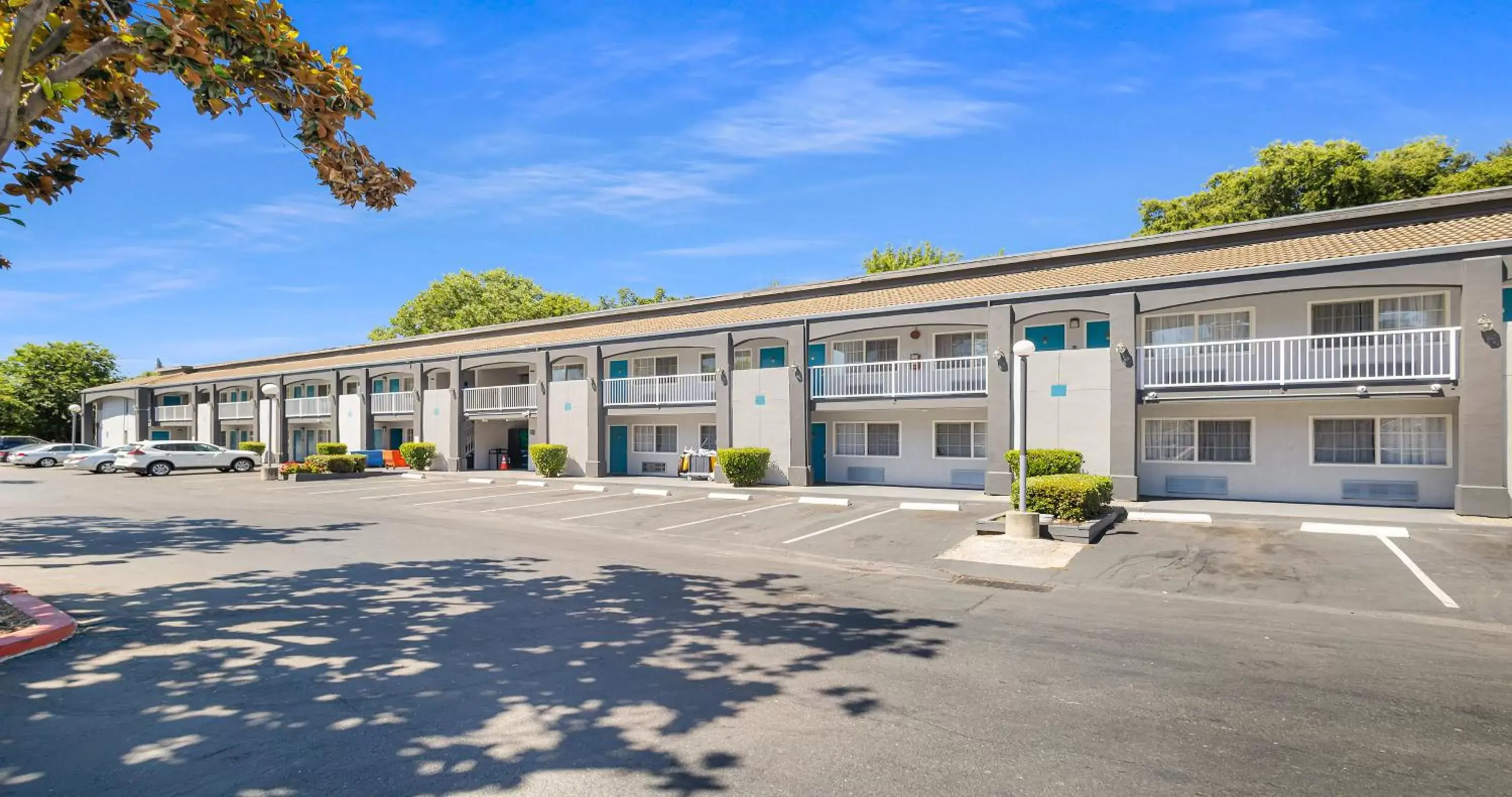 Parking, Property Building in SureStay Plus Hotel by Best Western Sacramento North