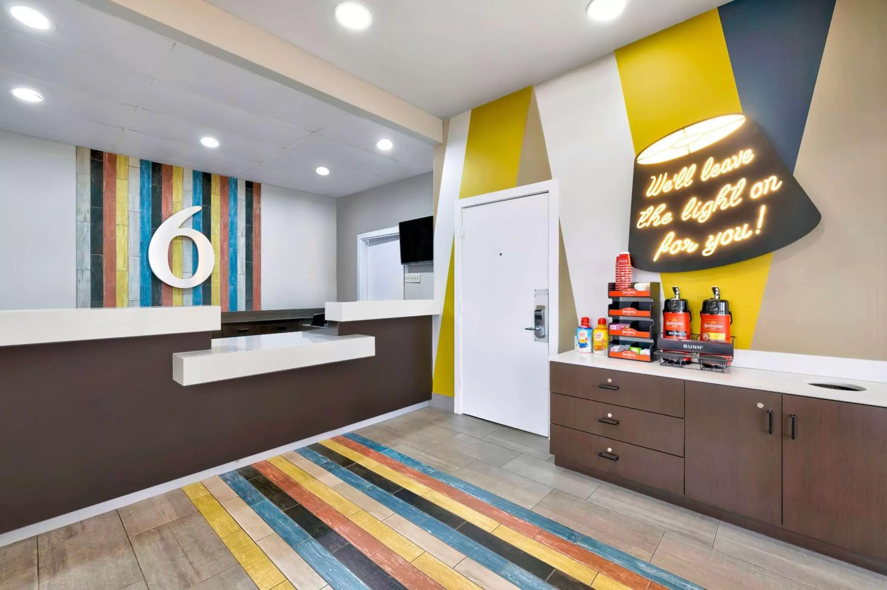 Lobby or reception, Kitchen/Kitchenette in Motel 6-Plano, TX - Plano Northeast