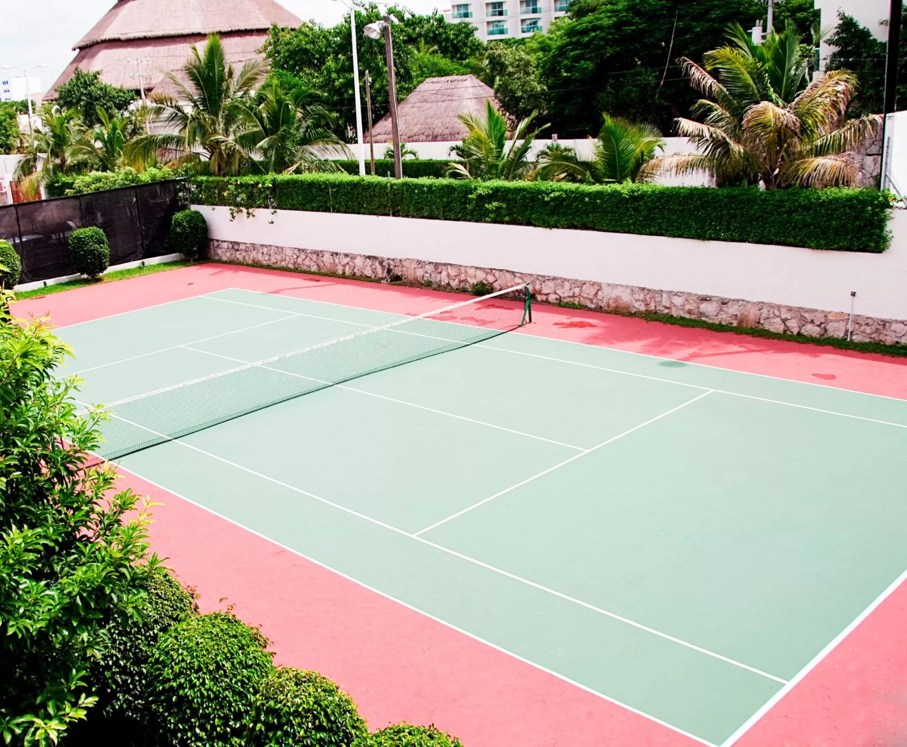 Tennis court in El Cid La Ceiba Beach