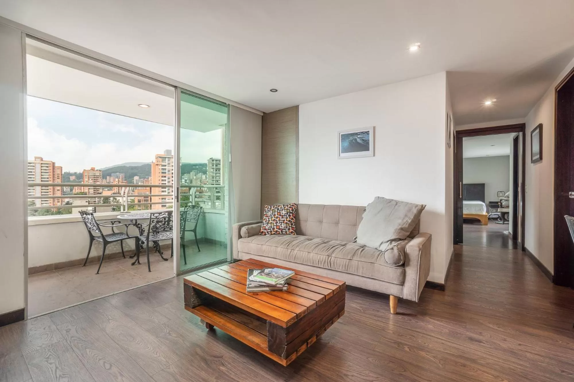 Living room in Apartamentos Poblado Alejandría by HOUSY HOST