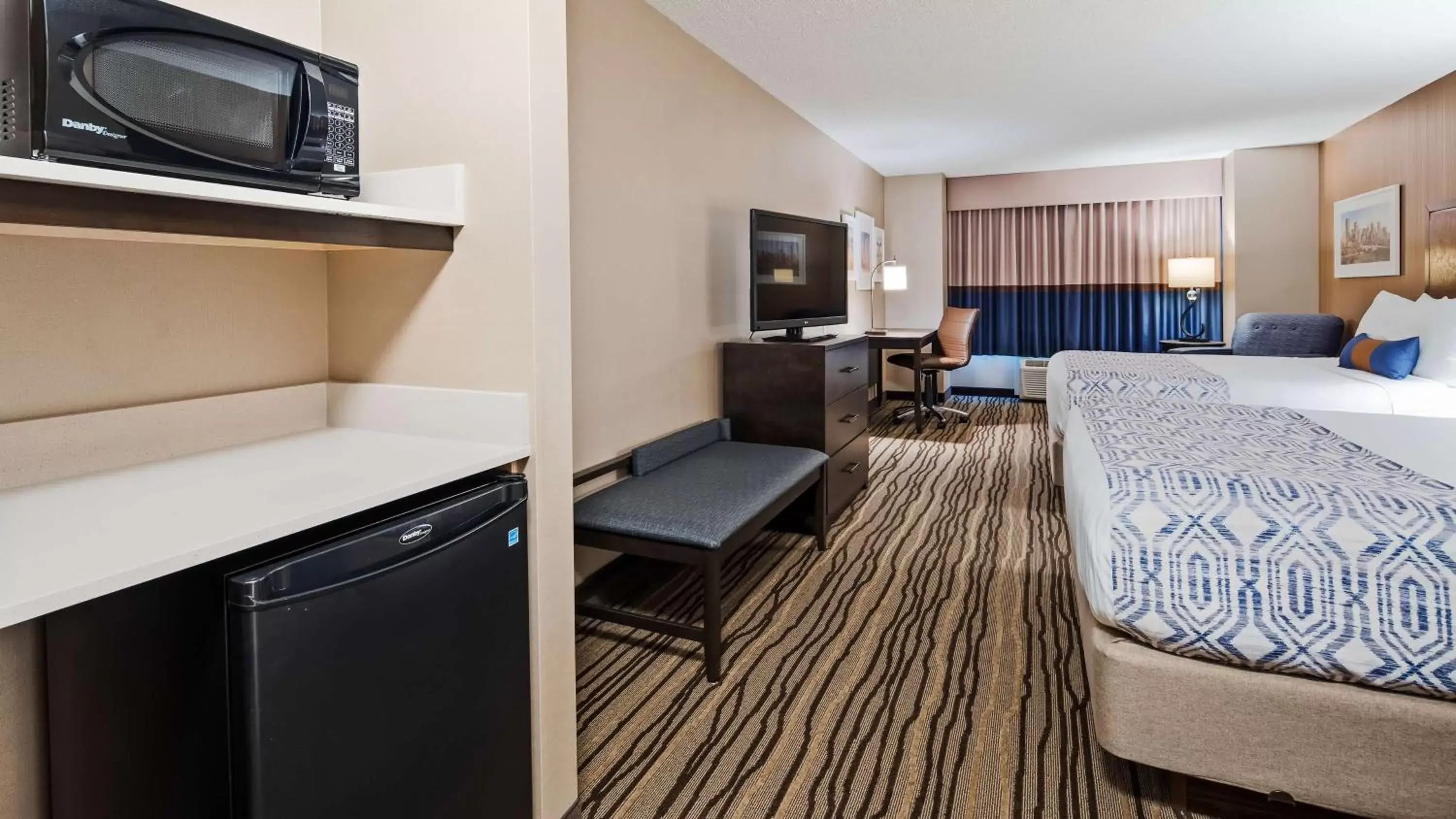 Photo of the whole room, TV/Entertainment Center in Best Western PLUS Calgary Centre Inn