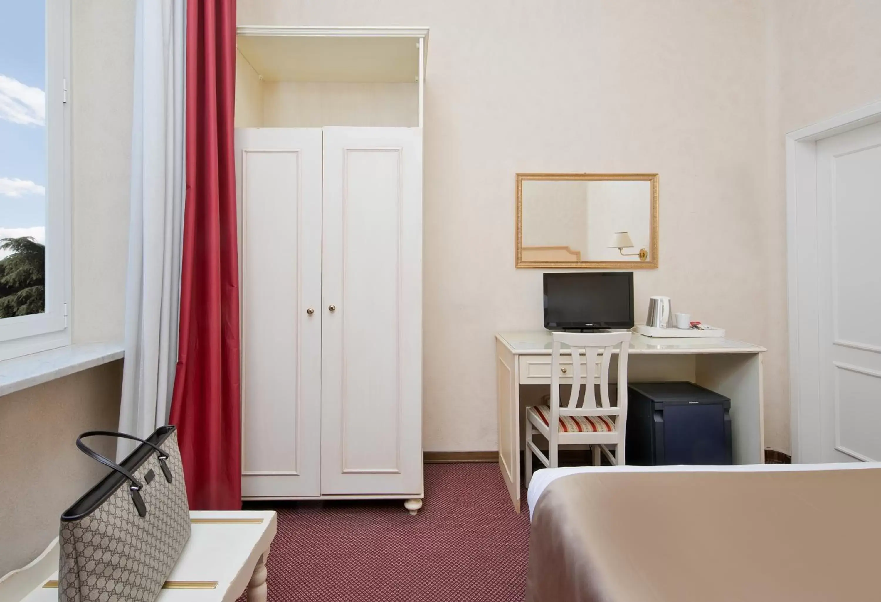 Bedroom, TV/Entertainment Center in Hotel Ercolini & Savi